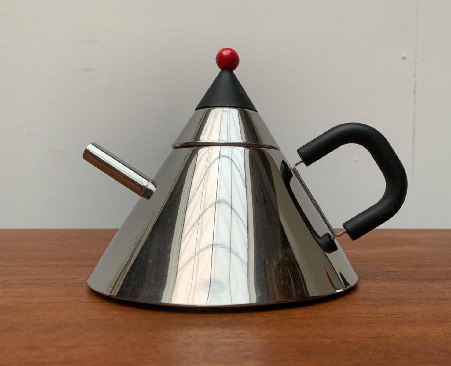 Postmodern Japanese kettle in stainless steel, set of 2
