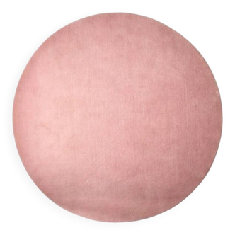 Polspotten round rug in bubble gum colour.