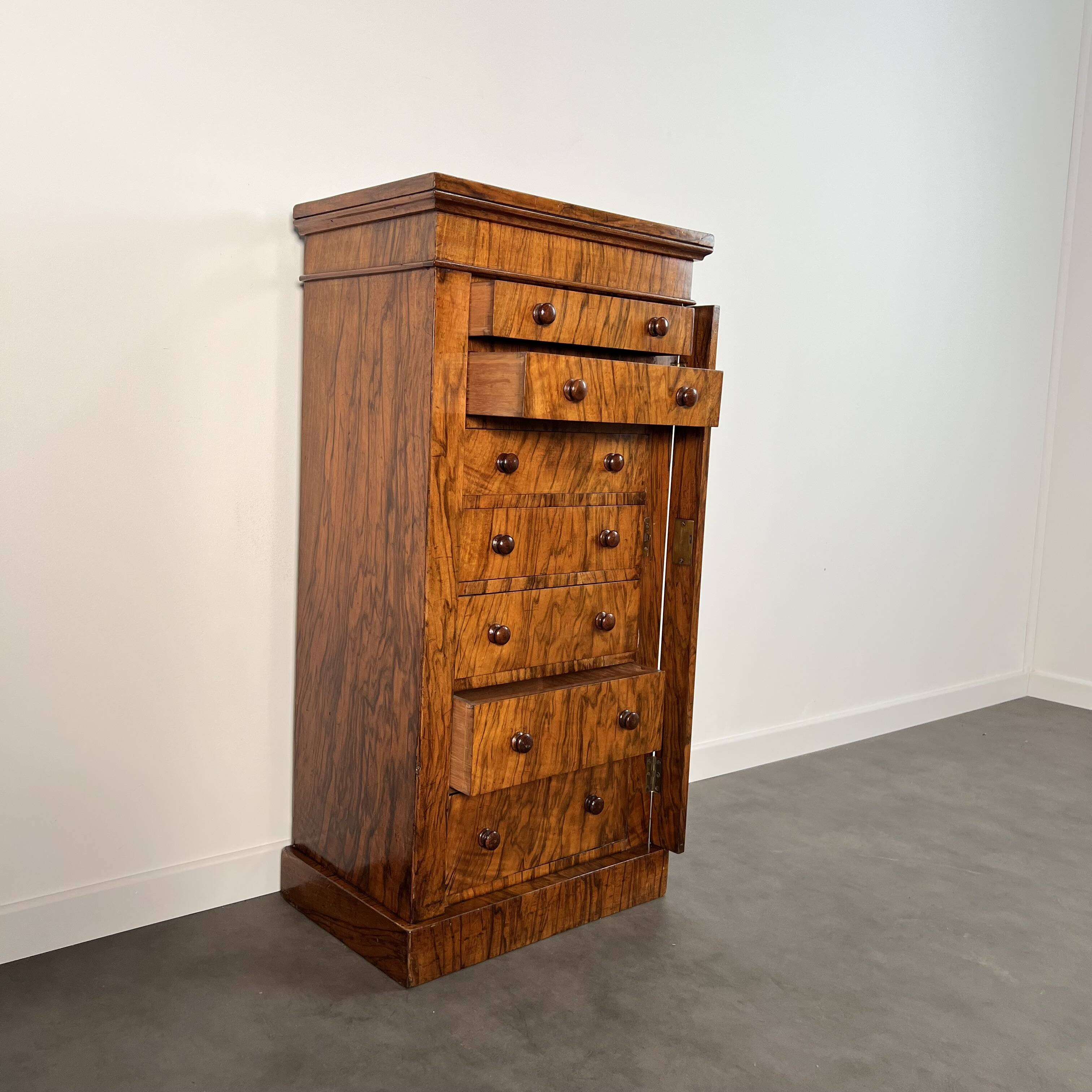 Commode Wellington anglaise en placage de noyer, époque Victorienne