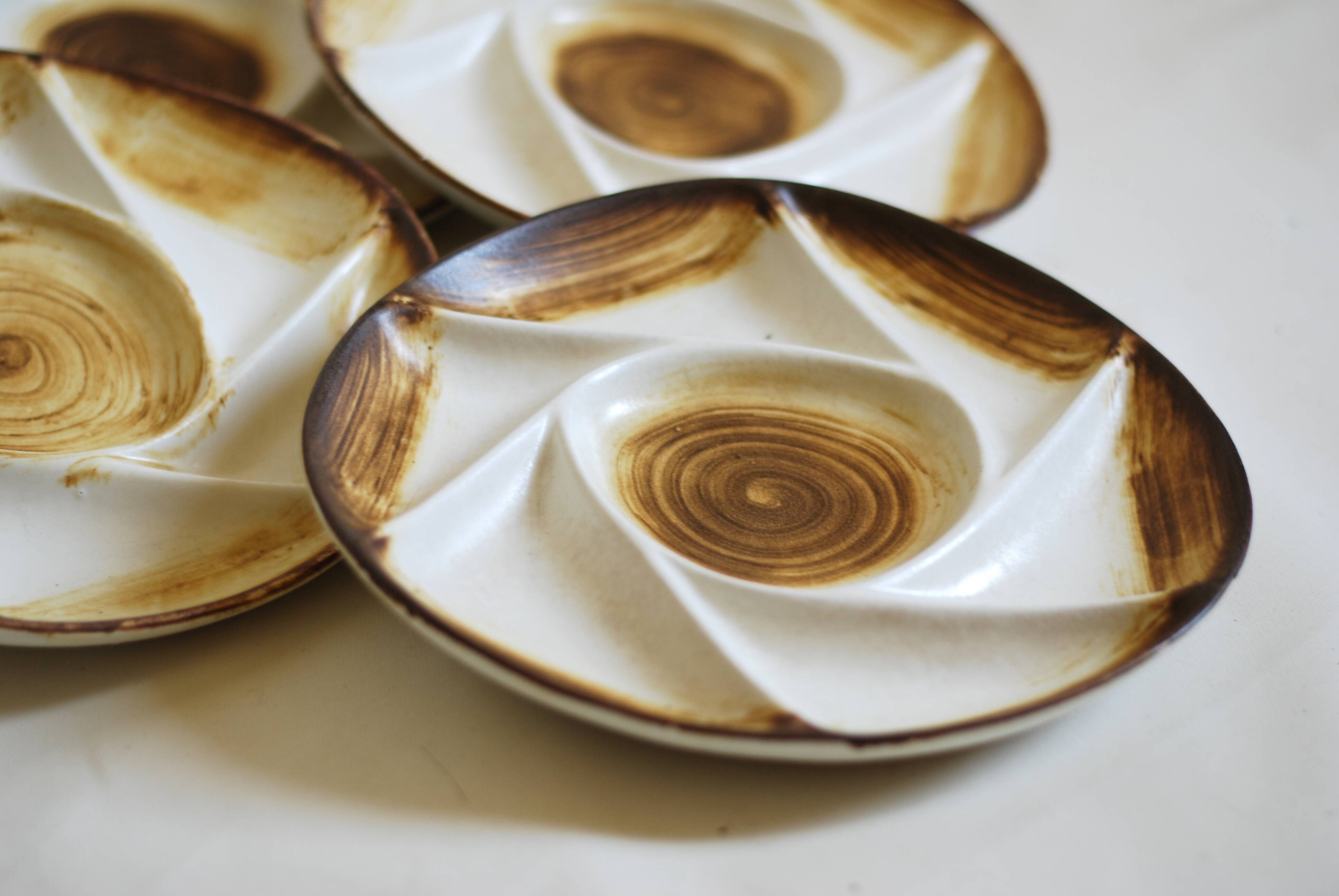 Divided plates in vintage French hand-painted stoneware "Longchamp"