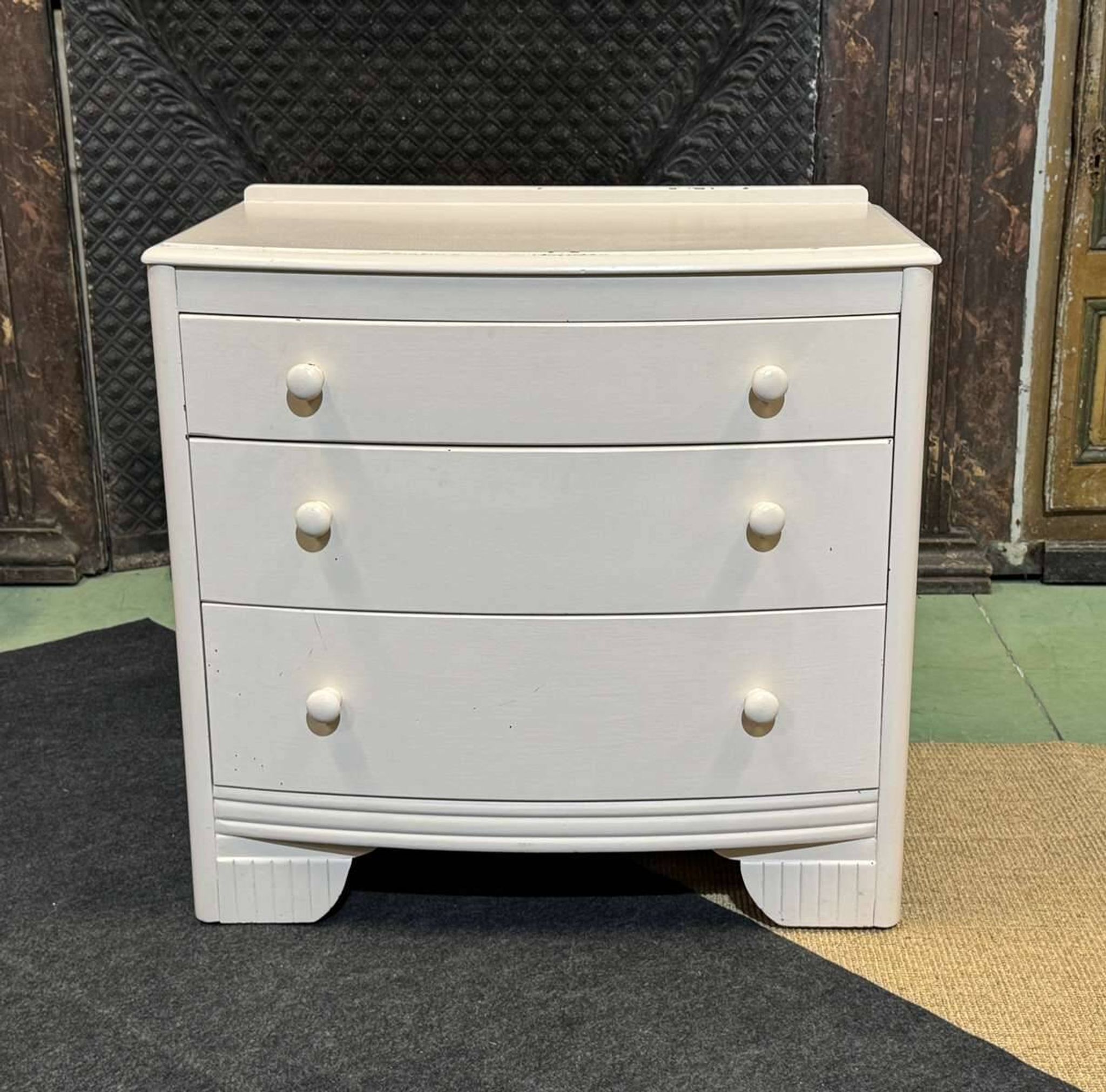 Small English chest of drawers from the 1960s in oak.