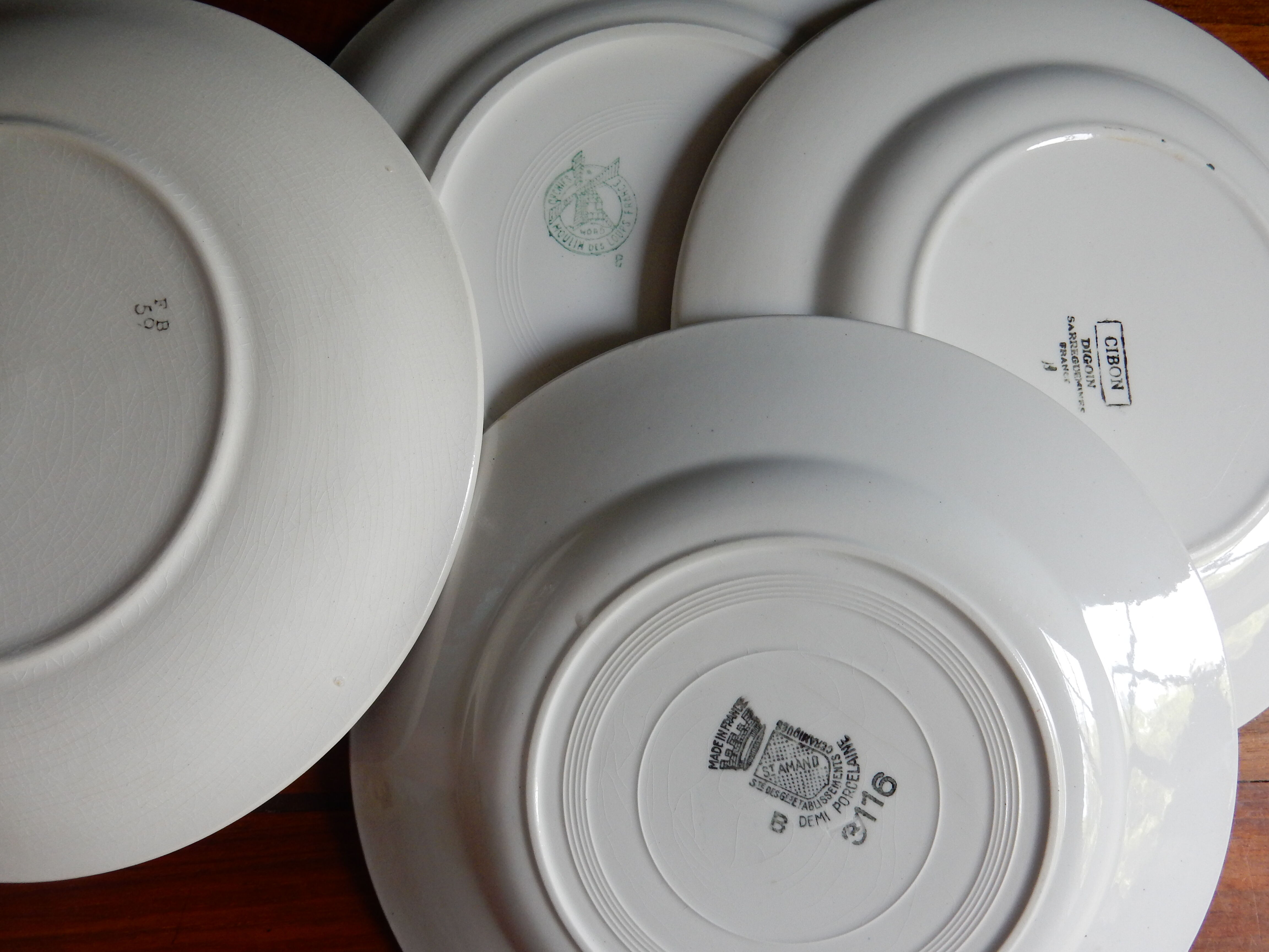 4 flat plates mismatched green and red