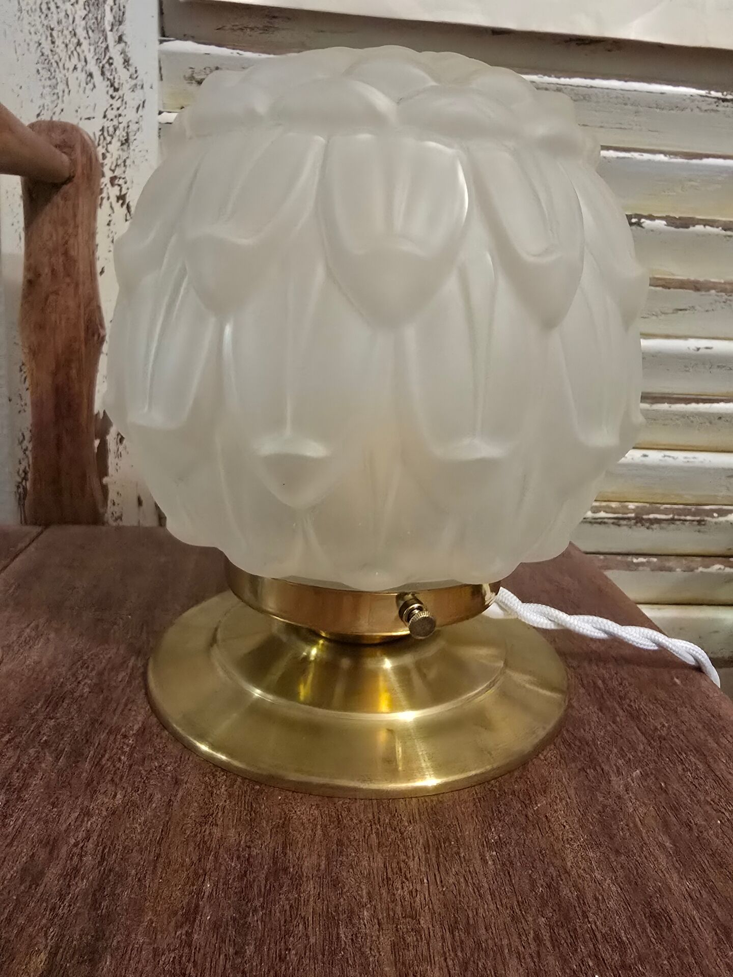 Vintage Art Deco table lamp with its artichoke globe.