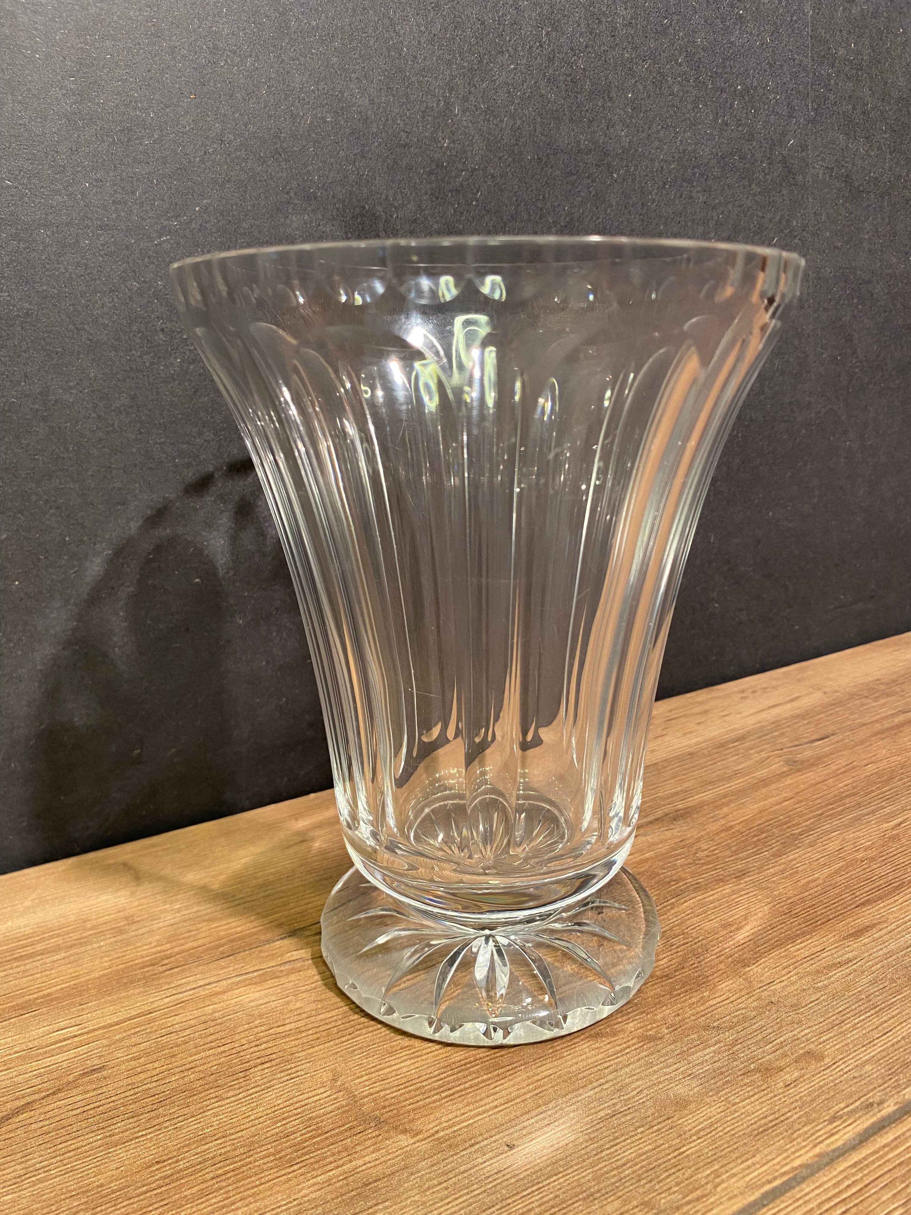 Vase on pedestal in cut crystal mid-twentieth century