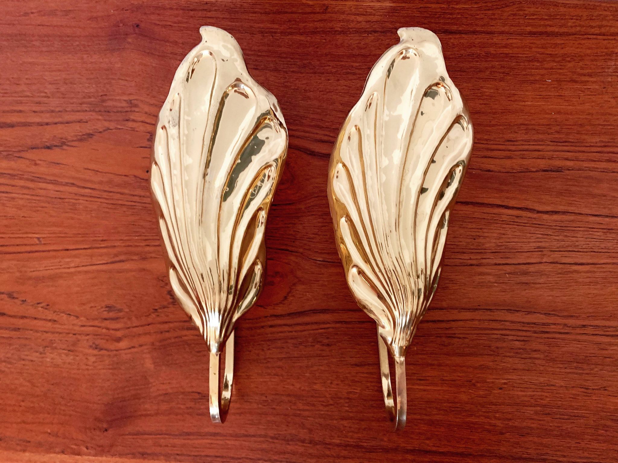 Set of 2 italian Mid Century Modern brass leaf shaped wall lamps by Tommaso Barbi