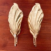 Set of 2 italian Mid Century Modern brass leaf shaped wall lamps by Tommaso Barbi