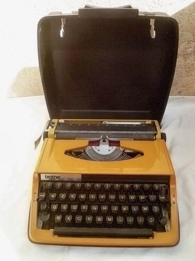 Brother Deluxe 800 typewriter