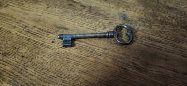 Buffet - bahut époque Louis XV en chene massif époque XVIIIeme