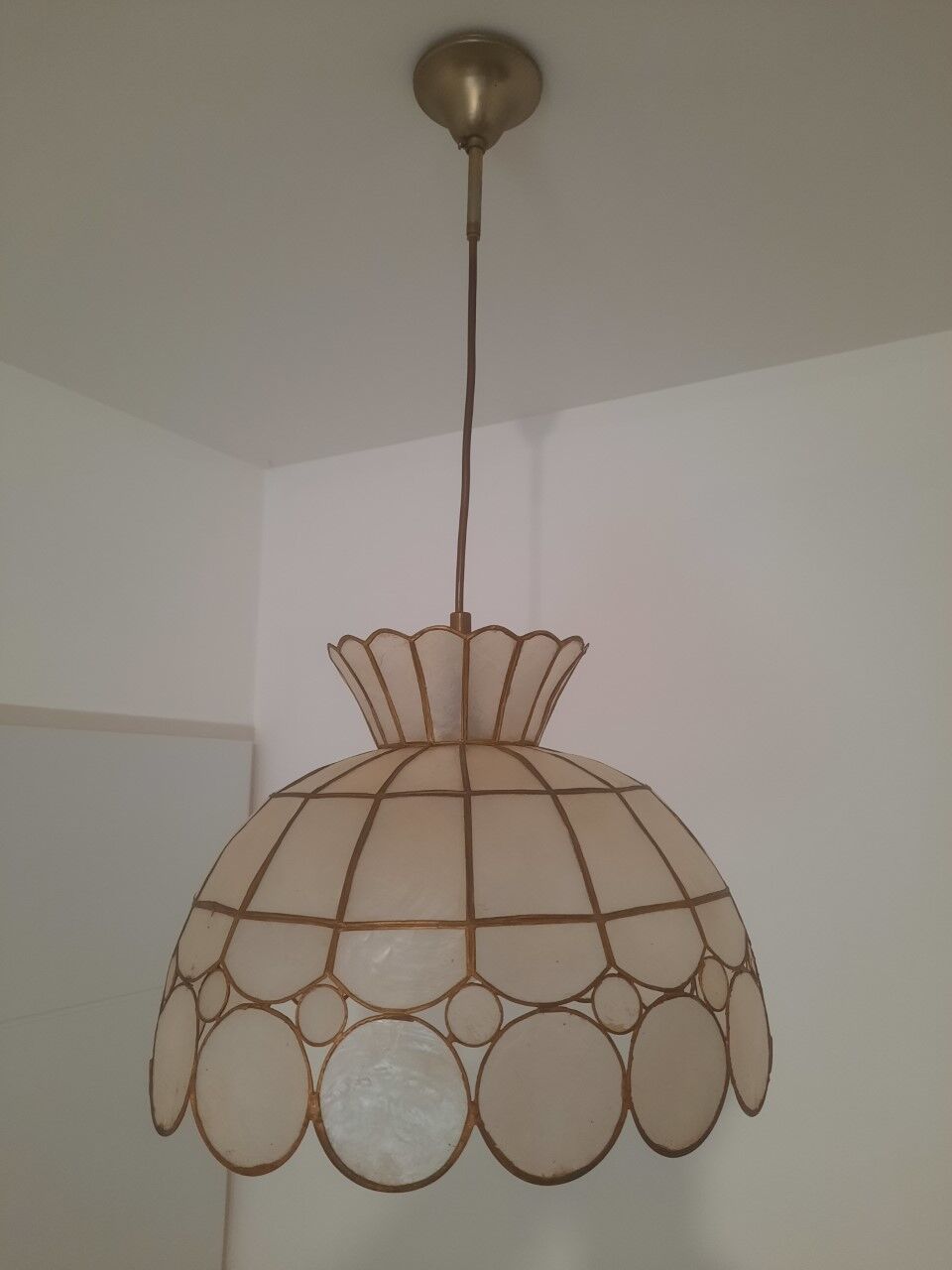 Mother-of-pearl and brass suspension