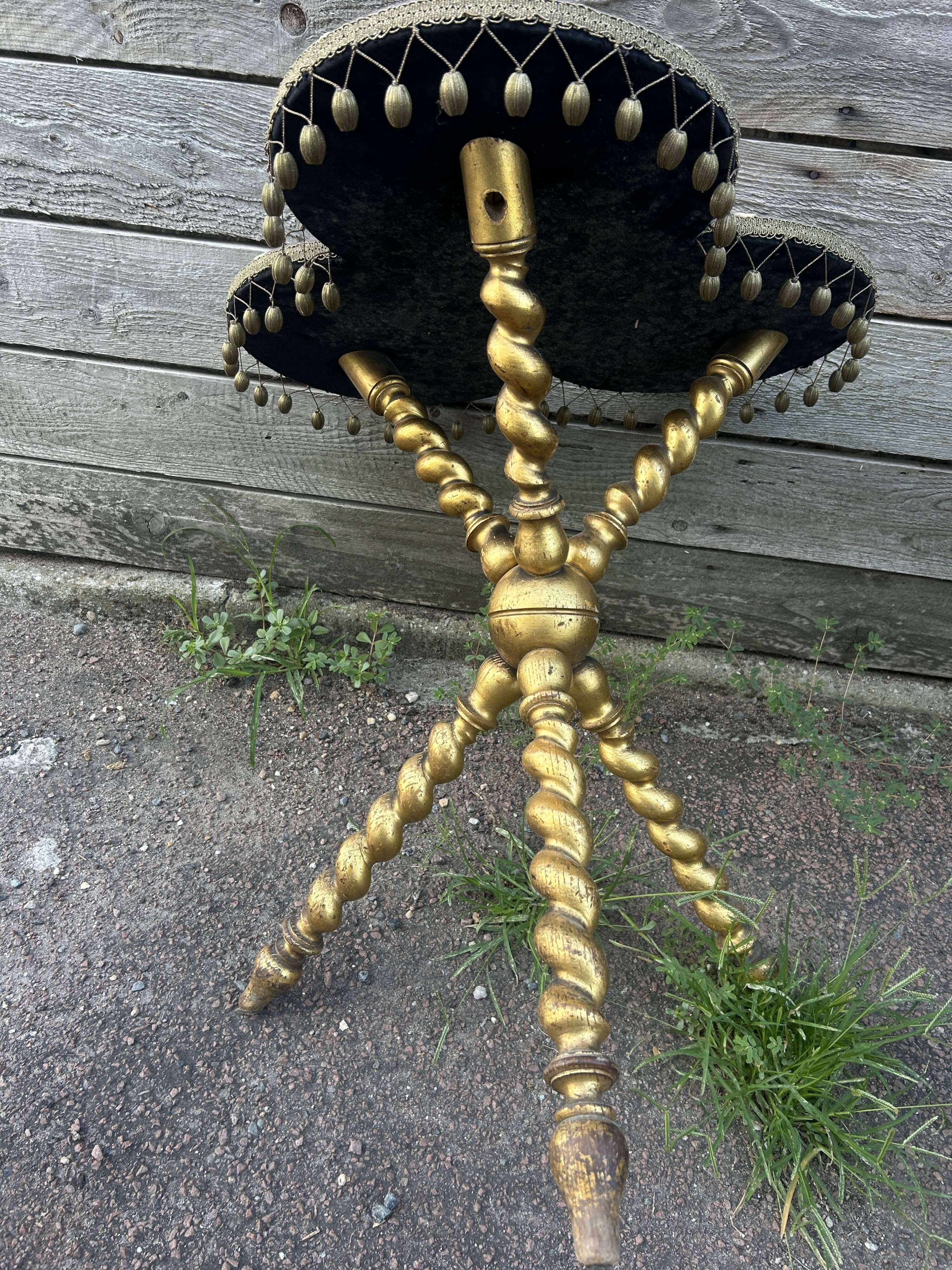 Louis XIII style gueridon, gilded legs, trilobed top.