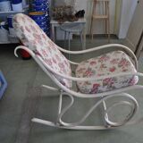 Thonet rocking chair in cream lacquered bentwood, pink floral fabric, period 1890-1919.