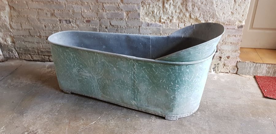 Zinc bathtub