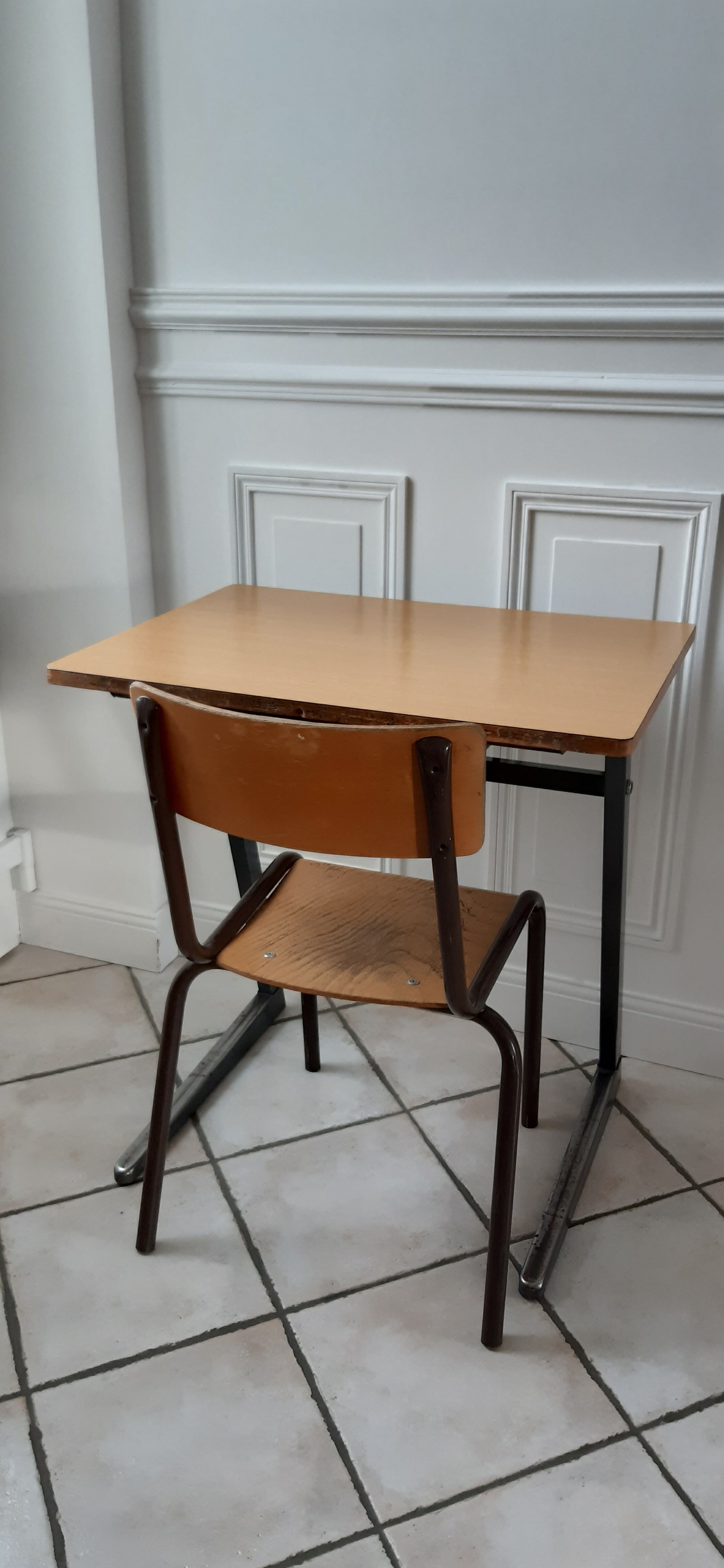 Desk and chair in school formica 60s-70s