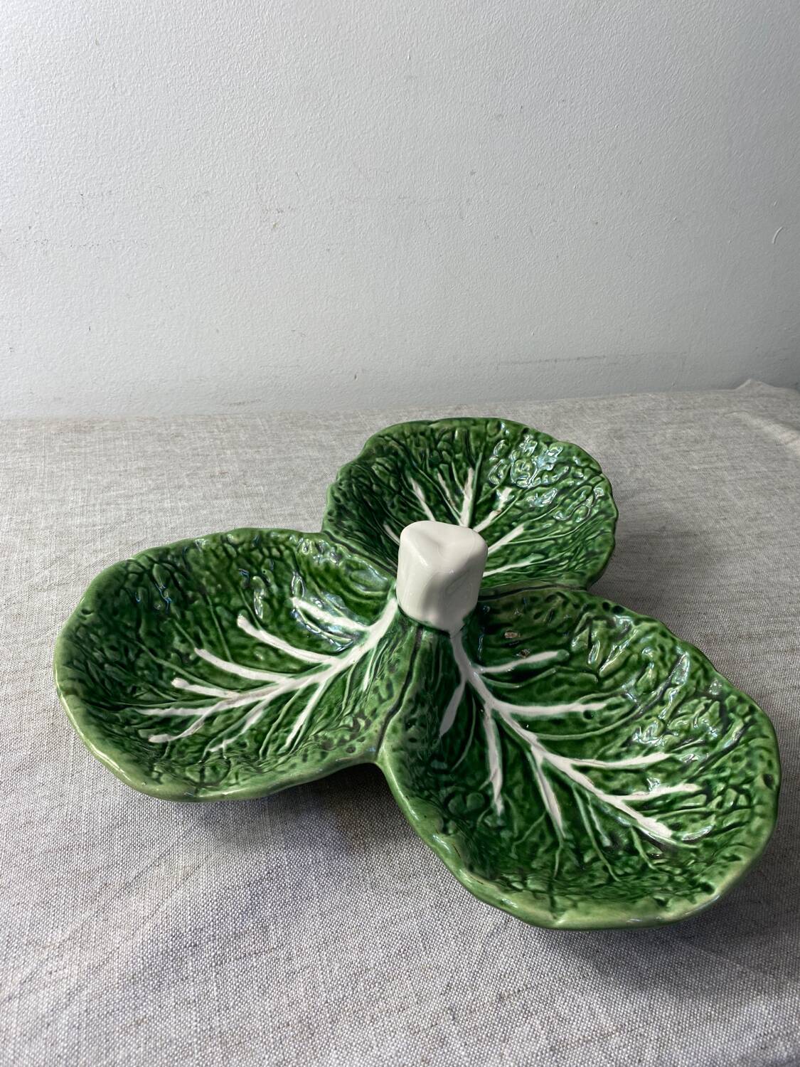 Cabbage leaf serving dish in majolica