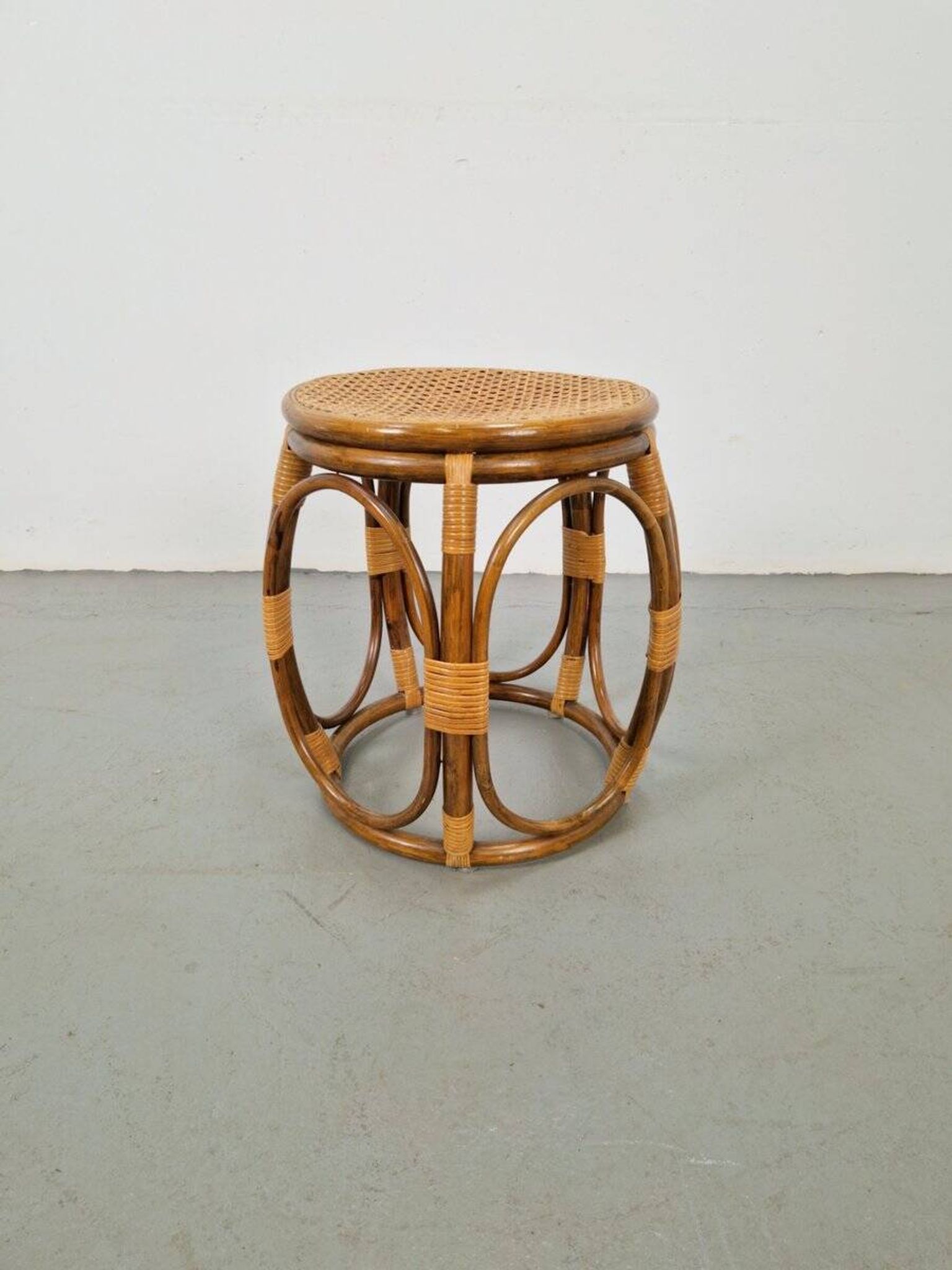 Tabouret rond en bois cintré et en osier, années 1970