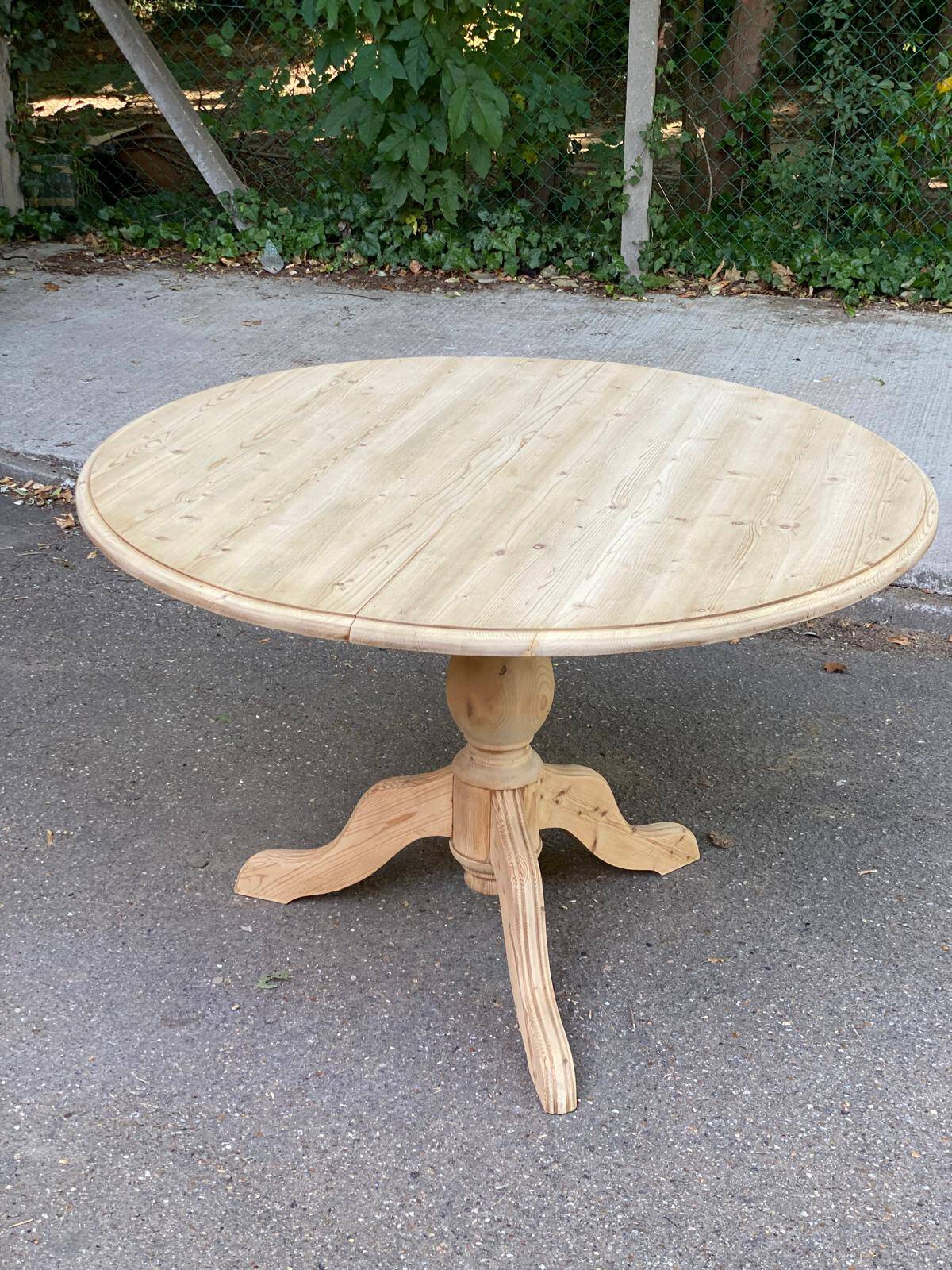 Interior's extendable round tripod dining table renovated in solid wood