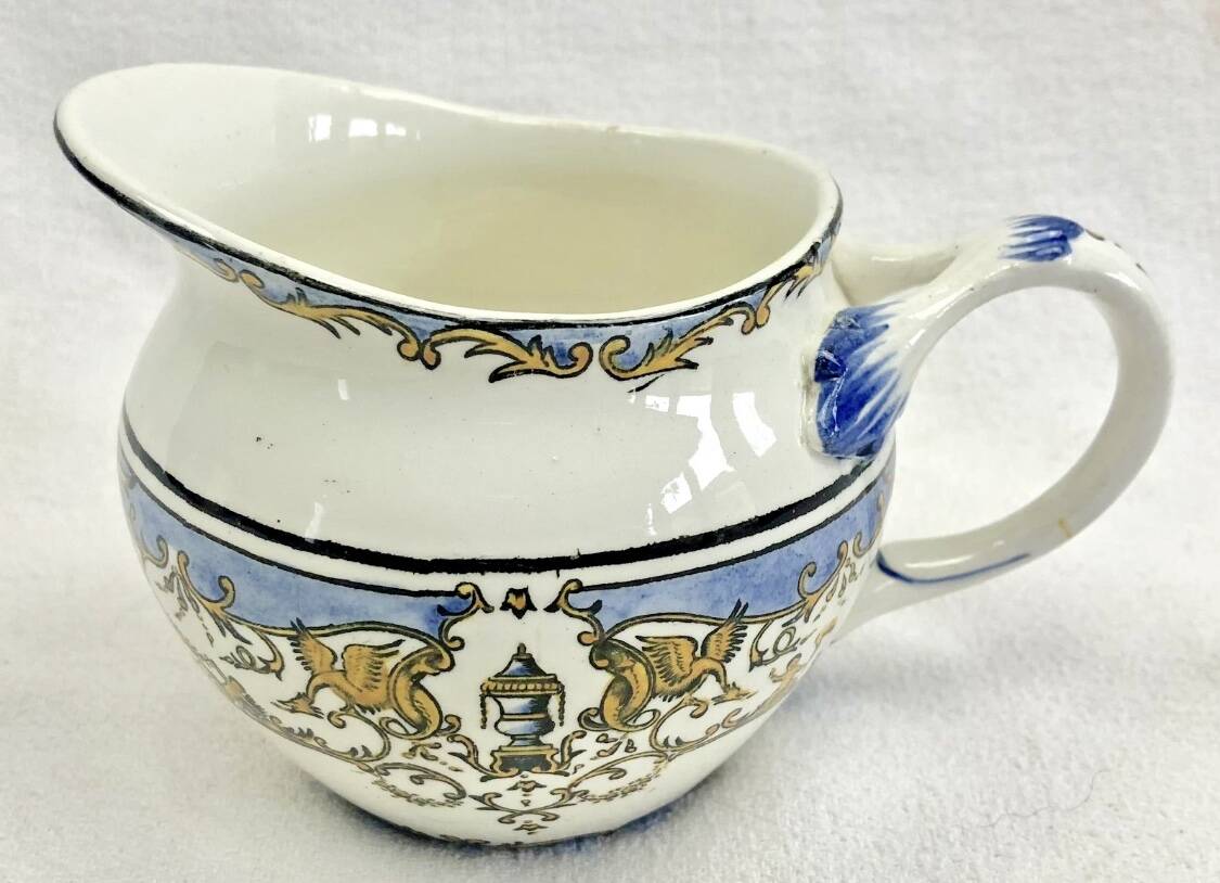 Old cream jug for children at the Dionysos press Gien