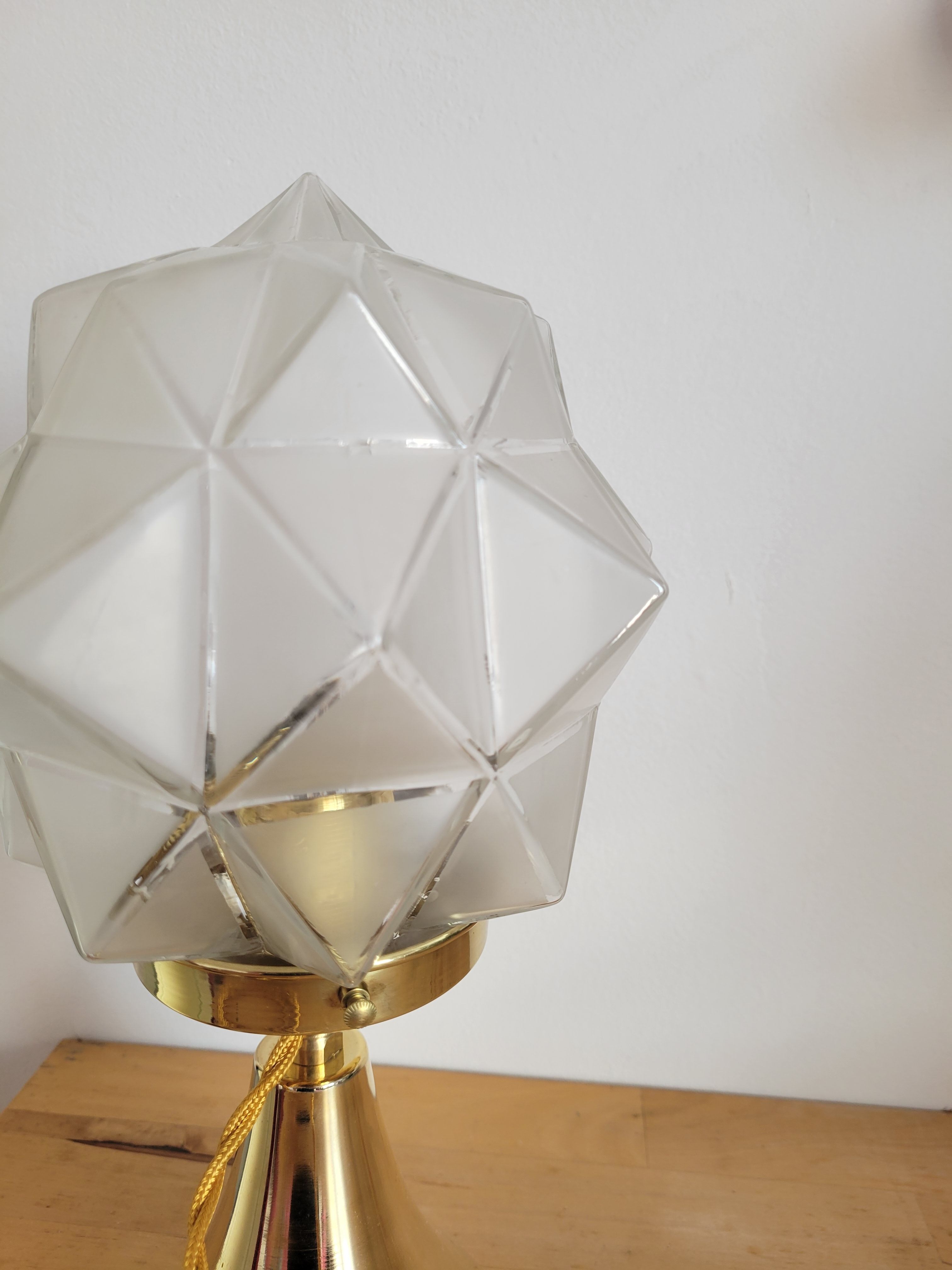 Lampe en laiton avec globe à facettes