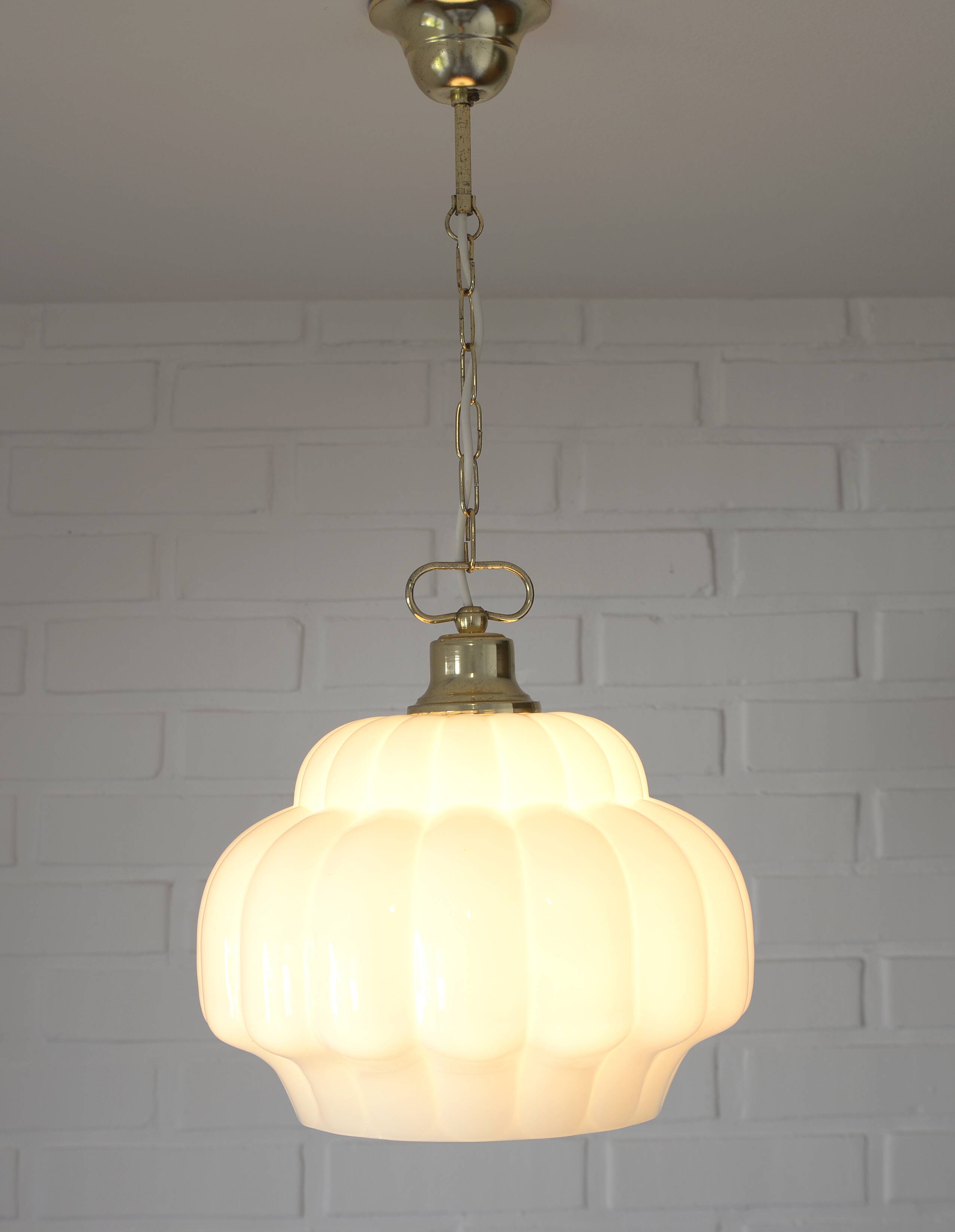 Suspension vintage en verre opalin blanc / Éclairage éclectique années 1970