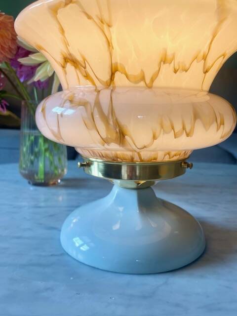 Lampe art déco en opaline marbrée et porcelaine