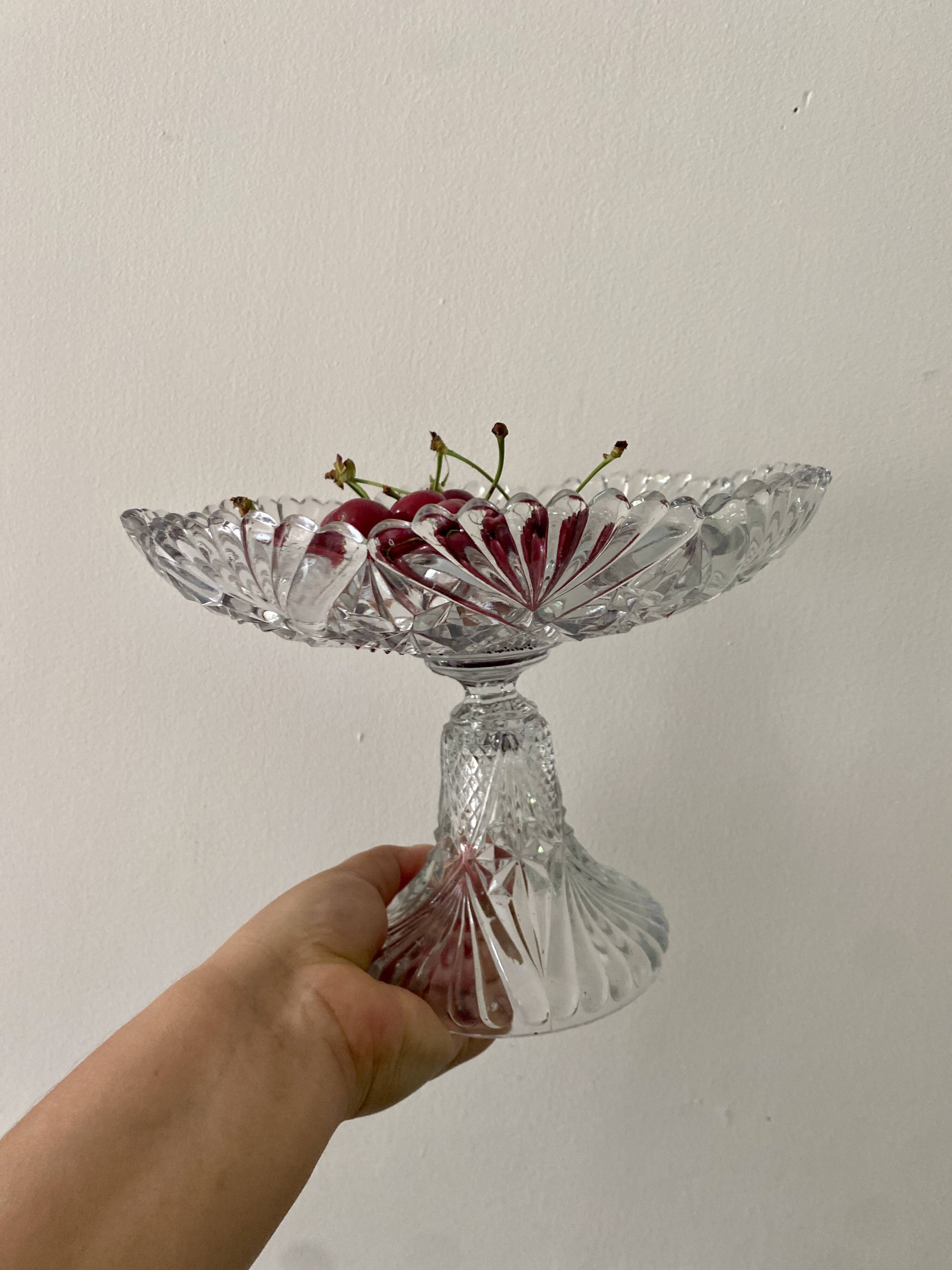 Compotier ou assiette à pied en verre ciselé vintage
