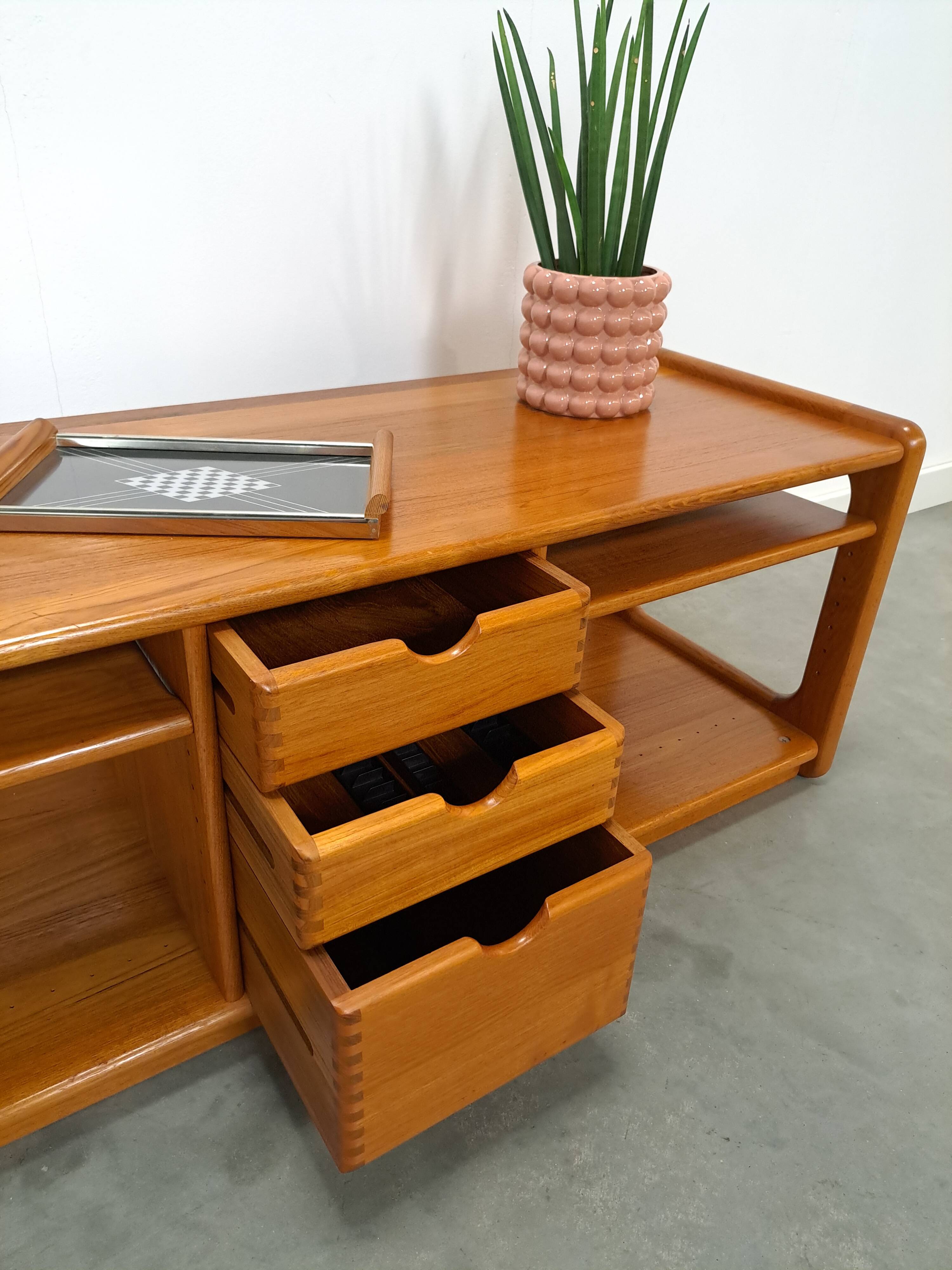 Deens design teck Dyrlund cd tv meuble vintage
