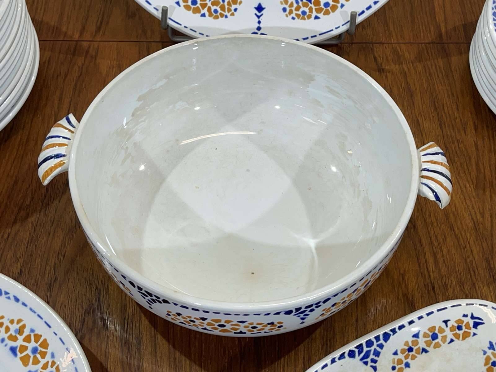 Saint Amand dinner service from the 1950s - 29 pieces.