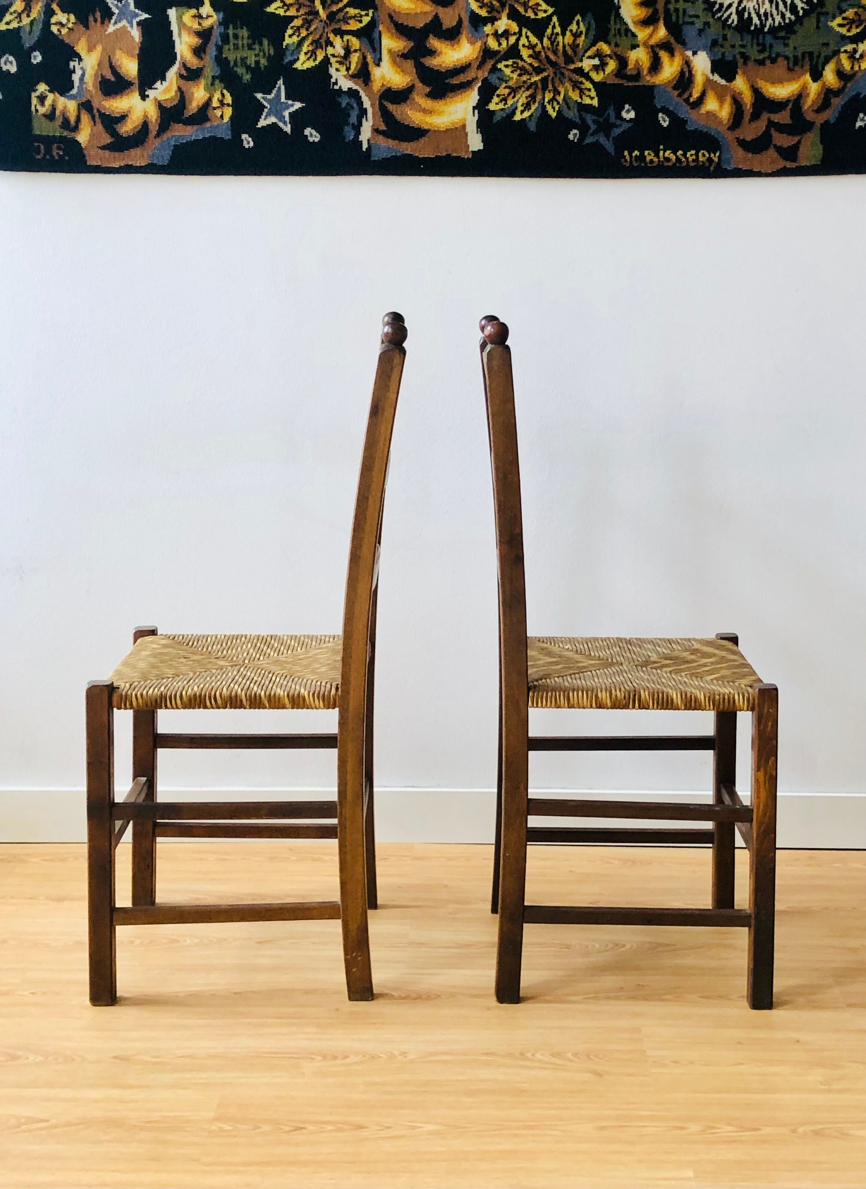 Paire de chaises rustiques en bois et assises paillées