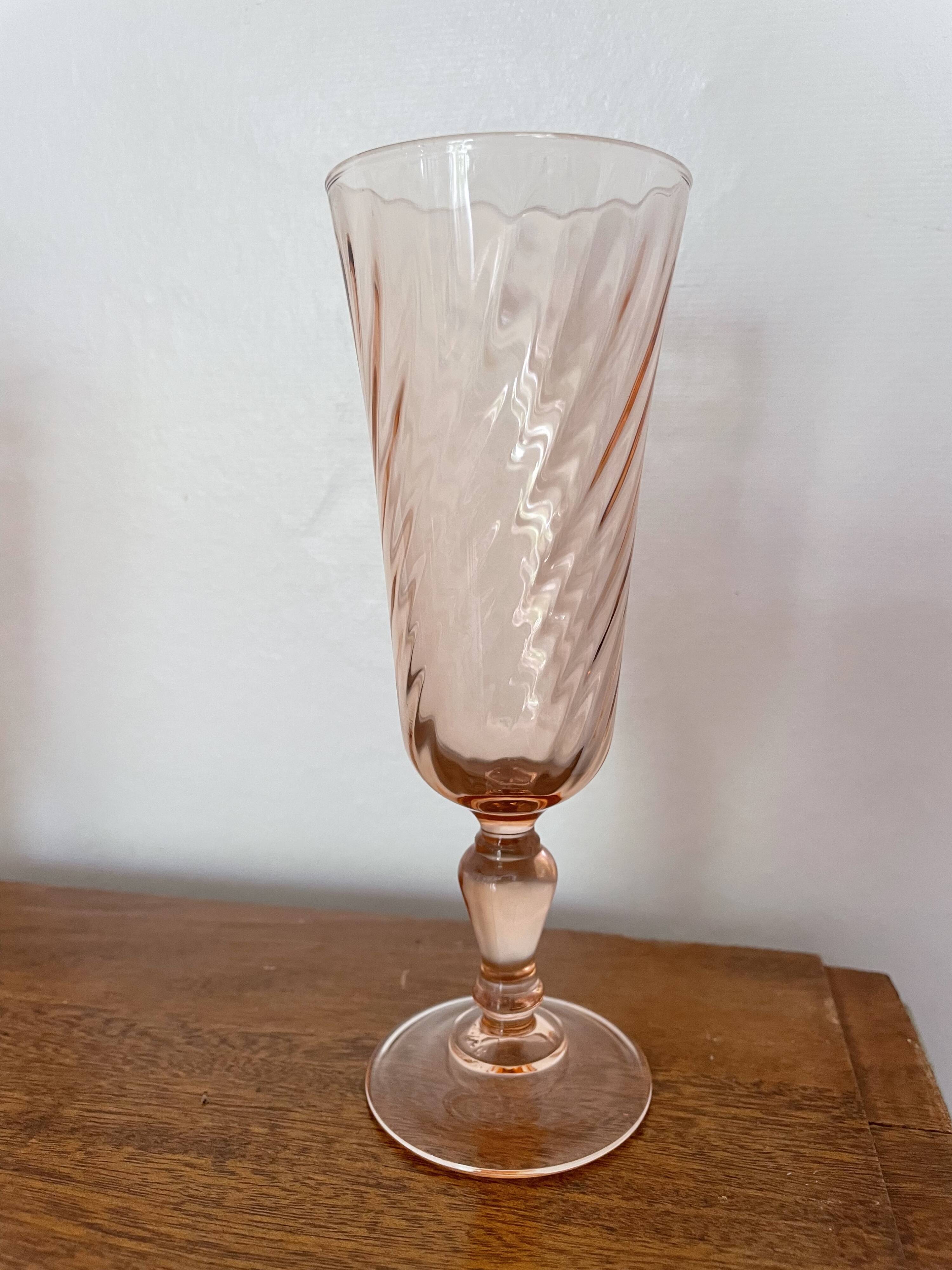 Champagne flutes in pink glass from Arcoroc Luminarc model Rosaline.