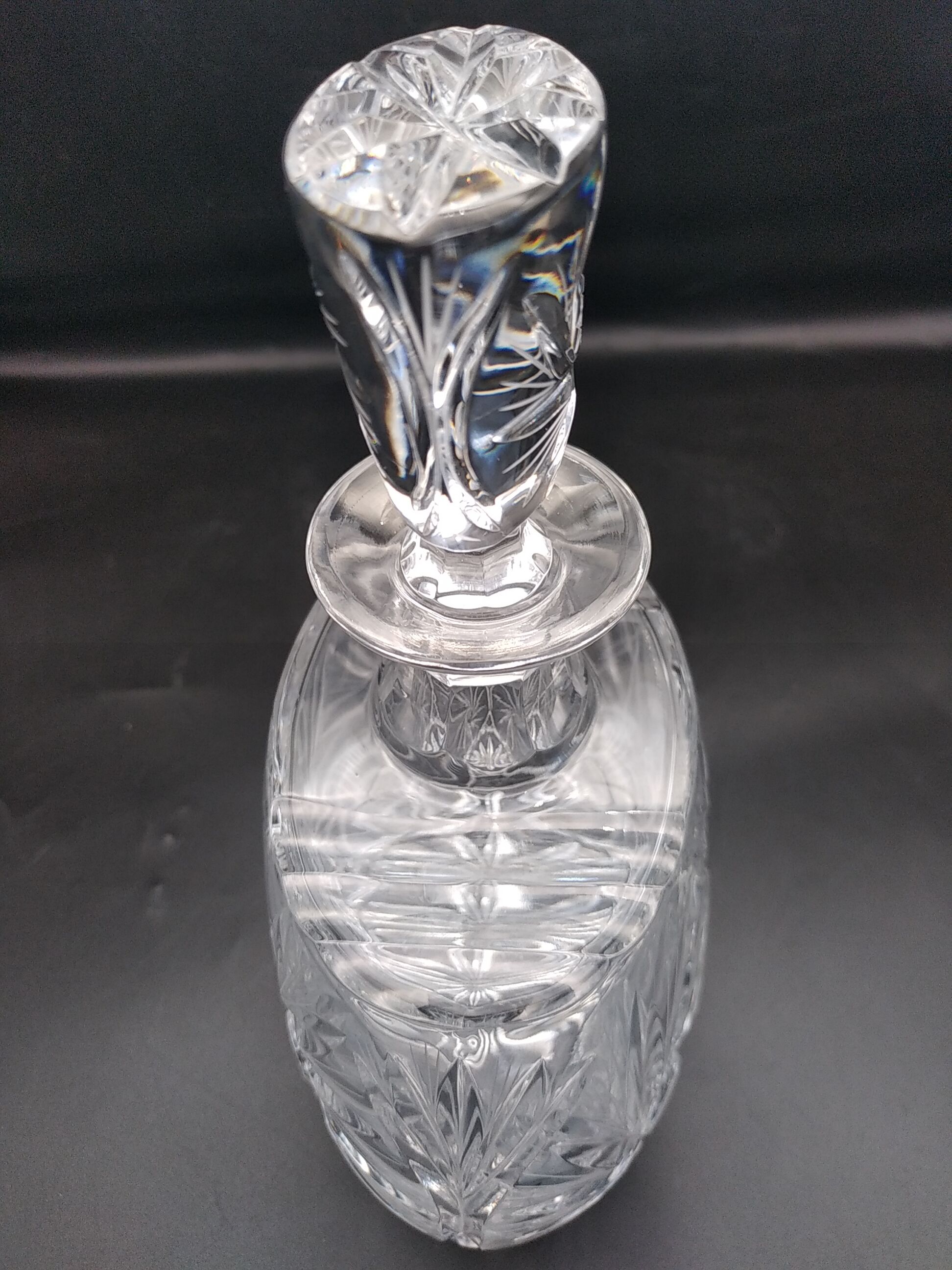 Carafe et  6 verres à cognac en cristal taillé main . Années 60 .