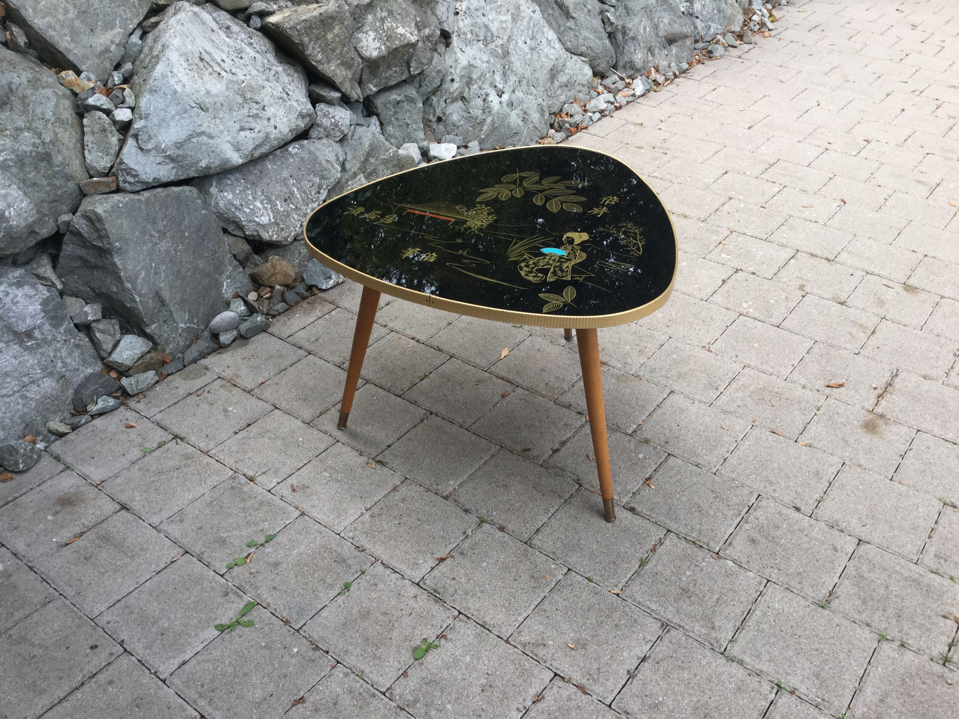 Tripod table presentation