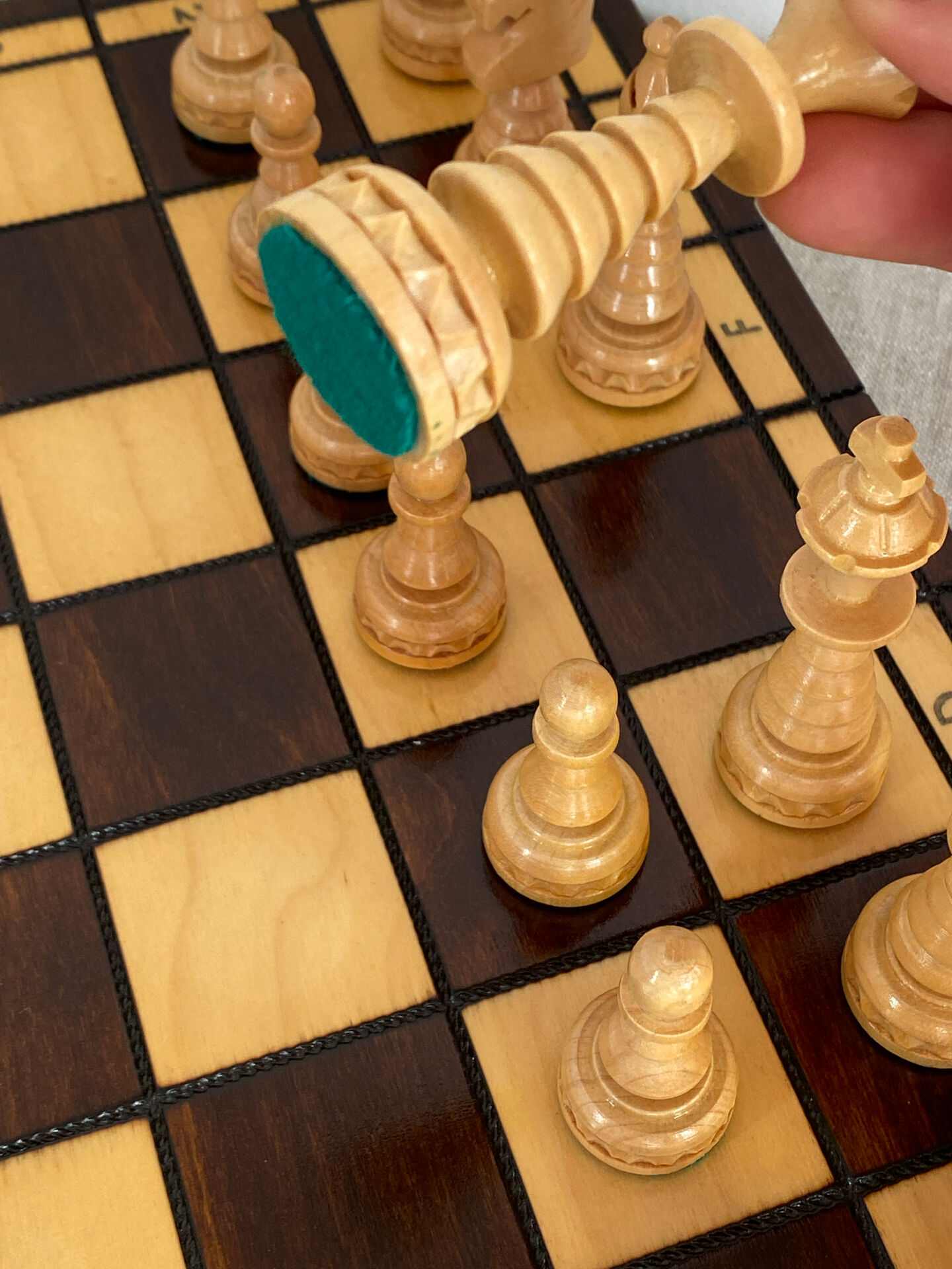 Jeu d’échec avec plateau et pièces en bois 