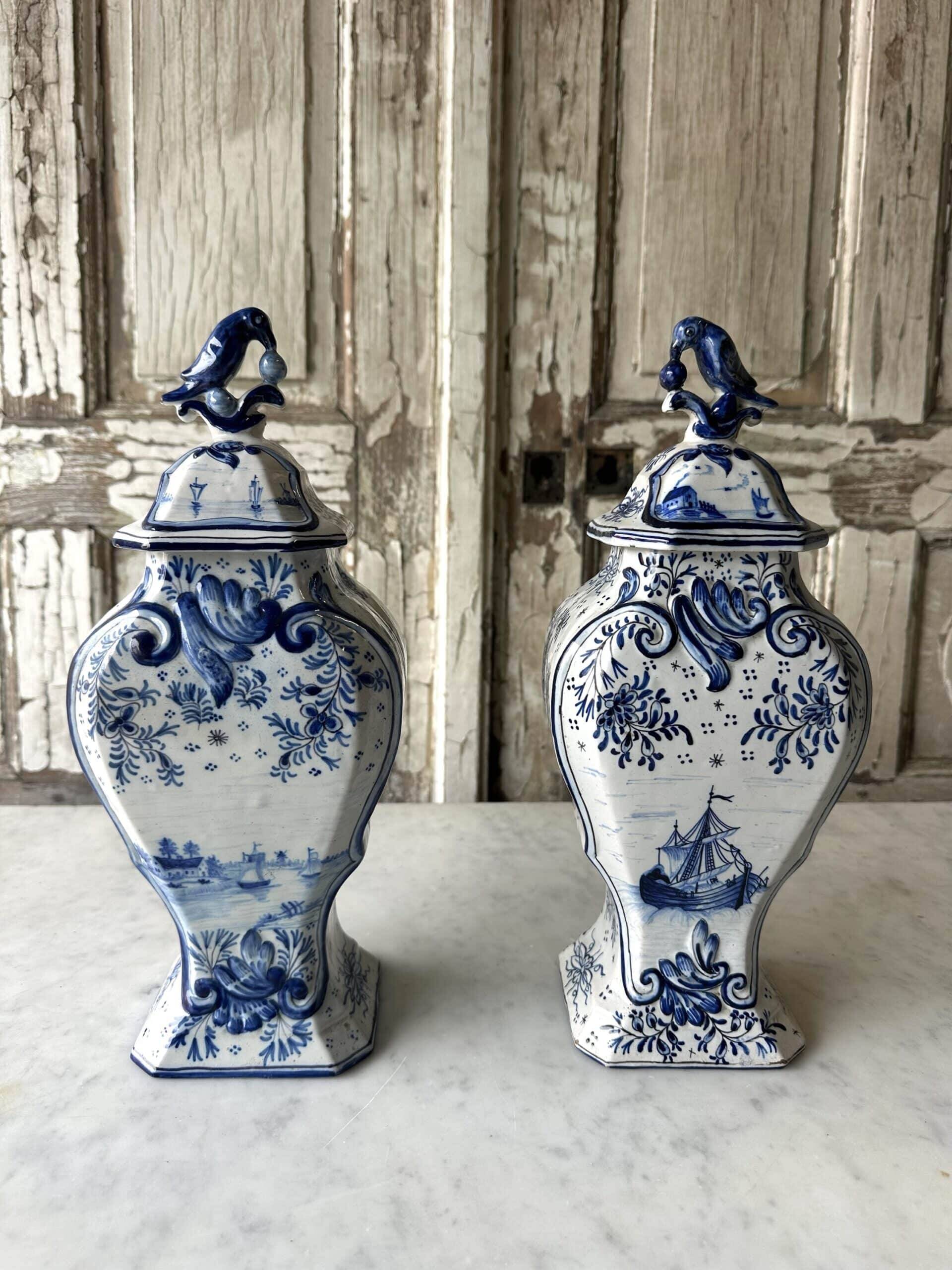 Paire de potiches en faïence dans le style de Delft, XXe siècle
