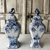 Paire de potiches en faïence dans le style de Delft, XXe siècle