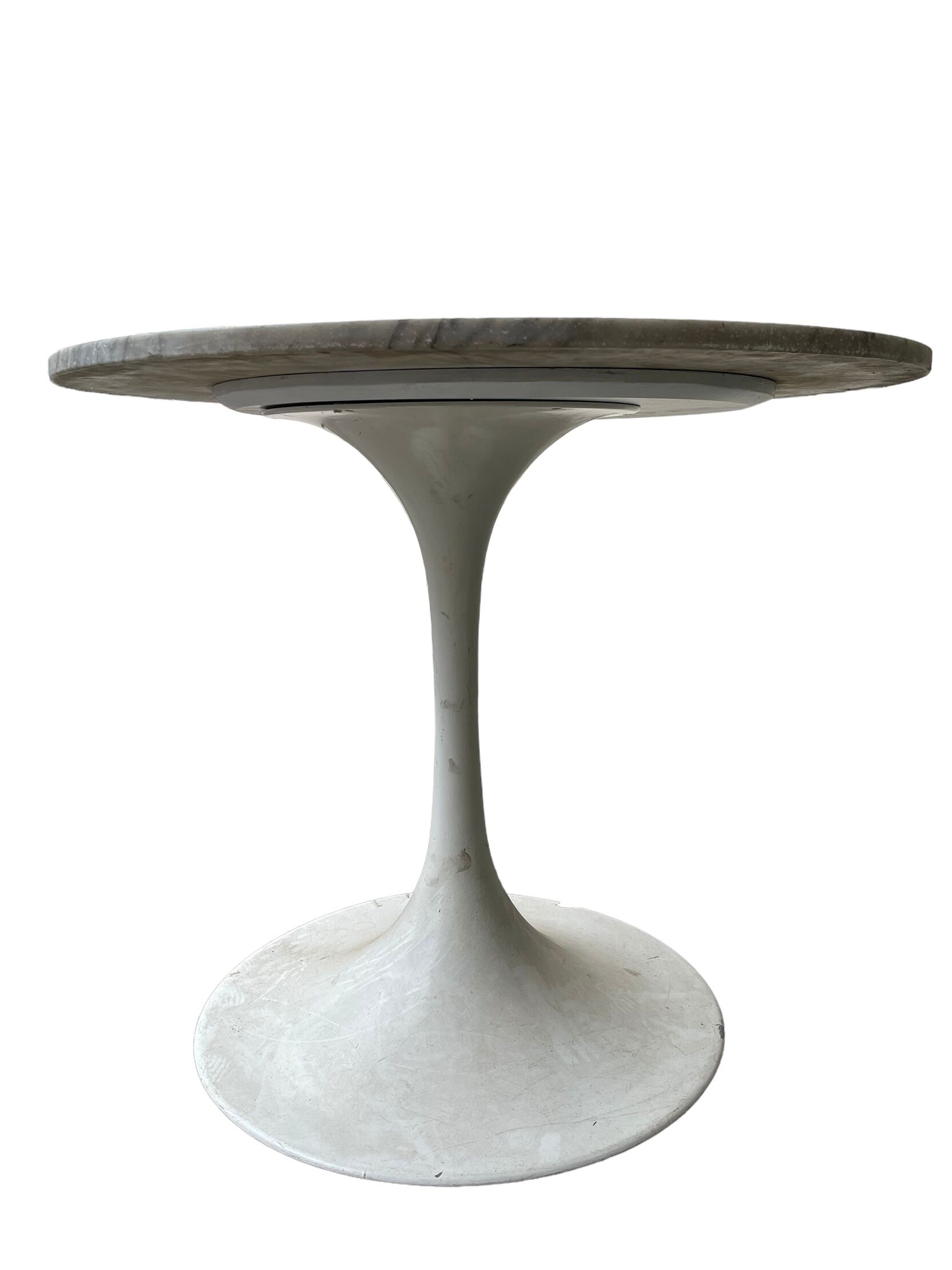 Table design pied tulipe dessus marbre