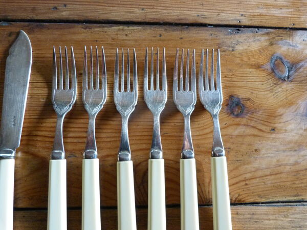 Couverts à poisson Bakelite métal argenté ancien 1920/1930  6 fourchettes et 6 couteaux