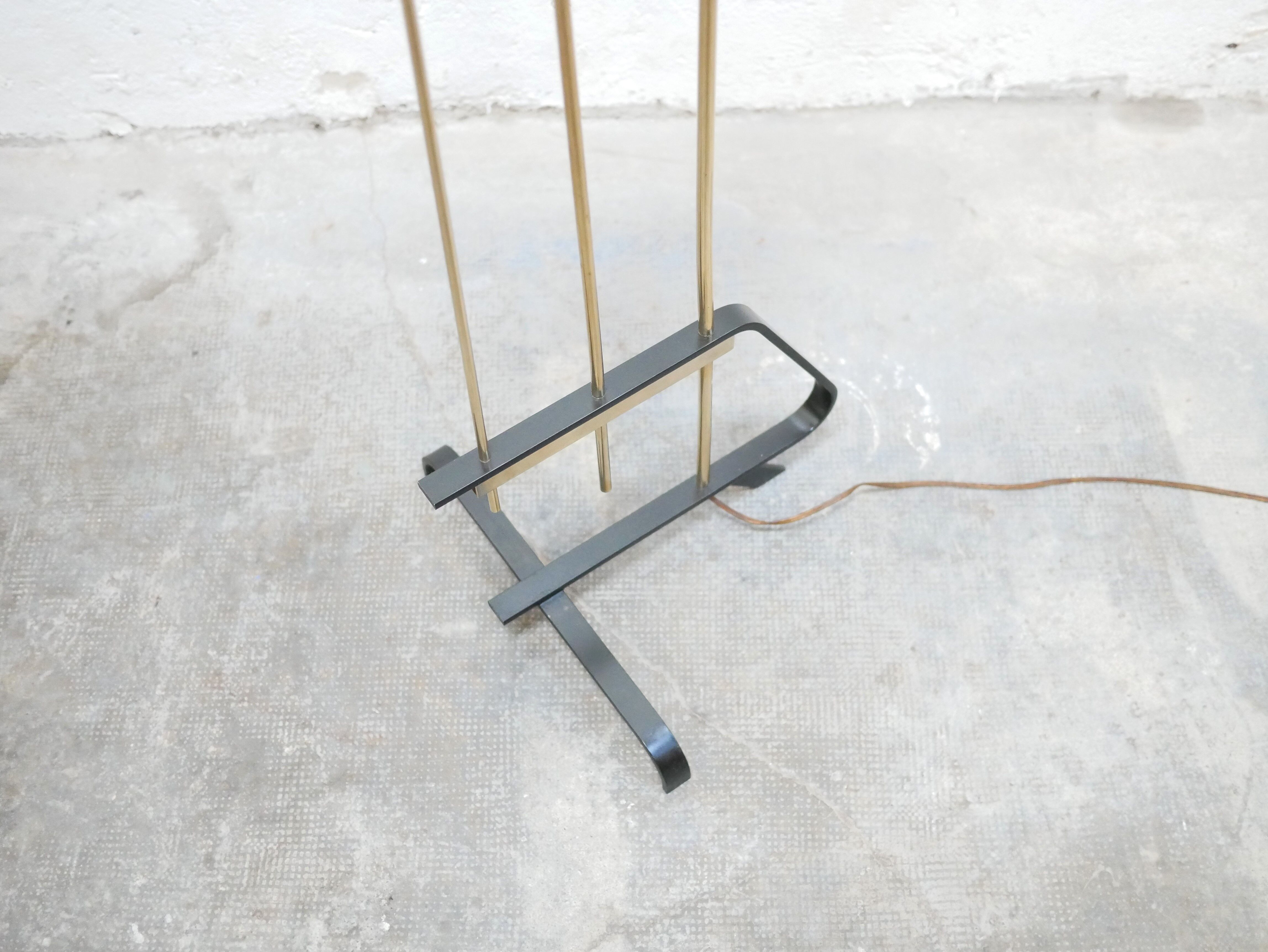Vintage floor lamp in black metal, brass and opaline