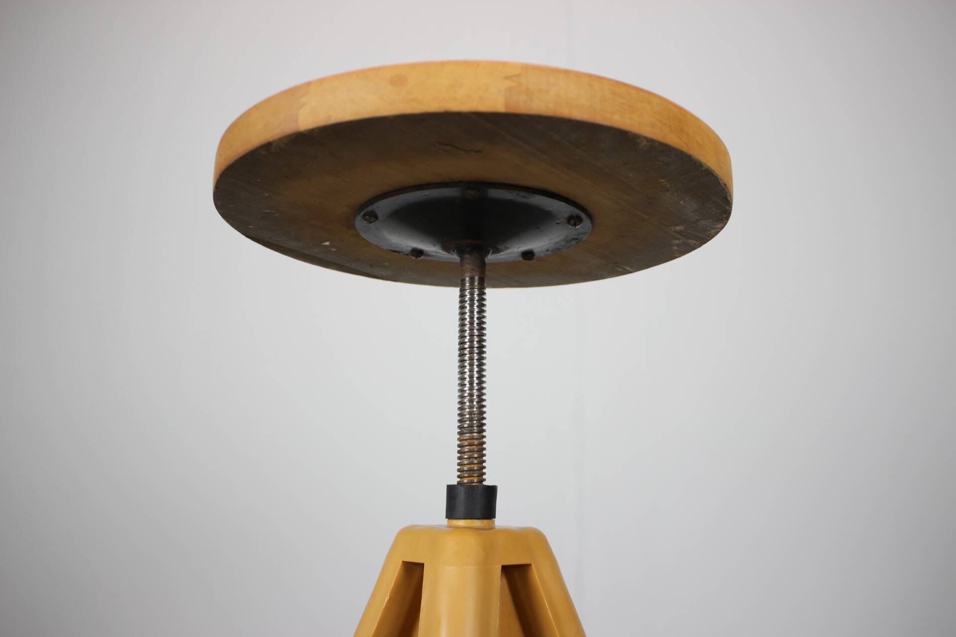 Tabouret d'atelier réglable du milieu du siècle, Tchécoslovaquie, années 1960