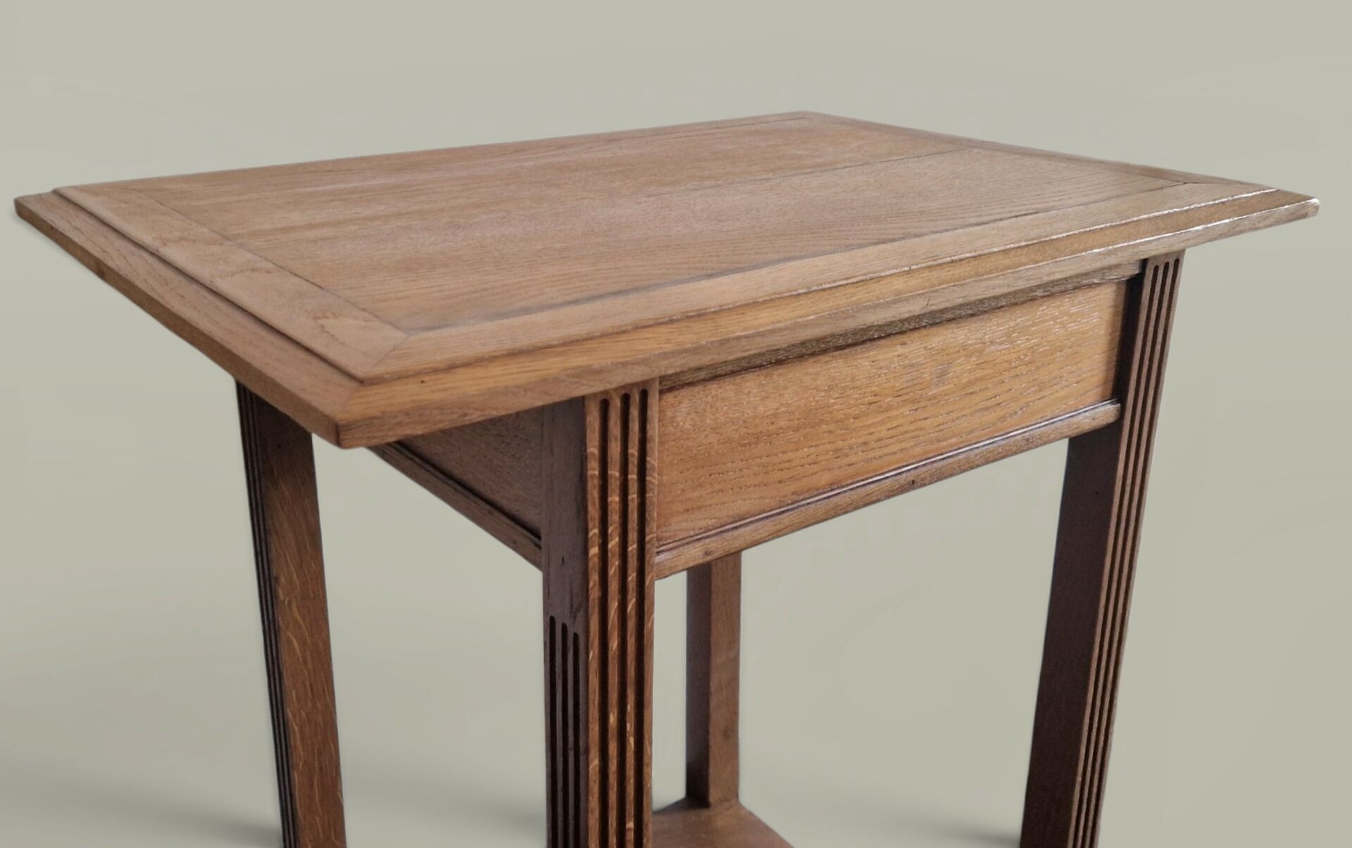 Table d’appoint chêne – Lignes architecturales, esprit moderniste 1940