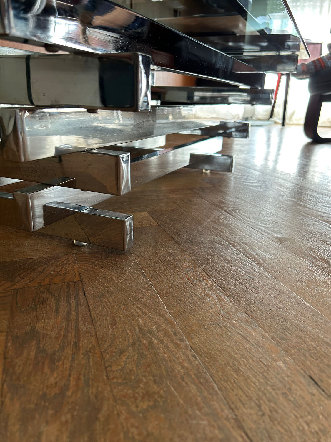 70s design coffee table in rectangular glass with chrome legs.