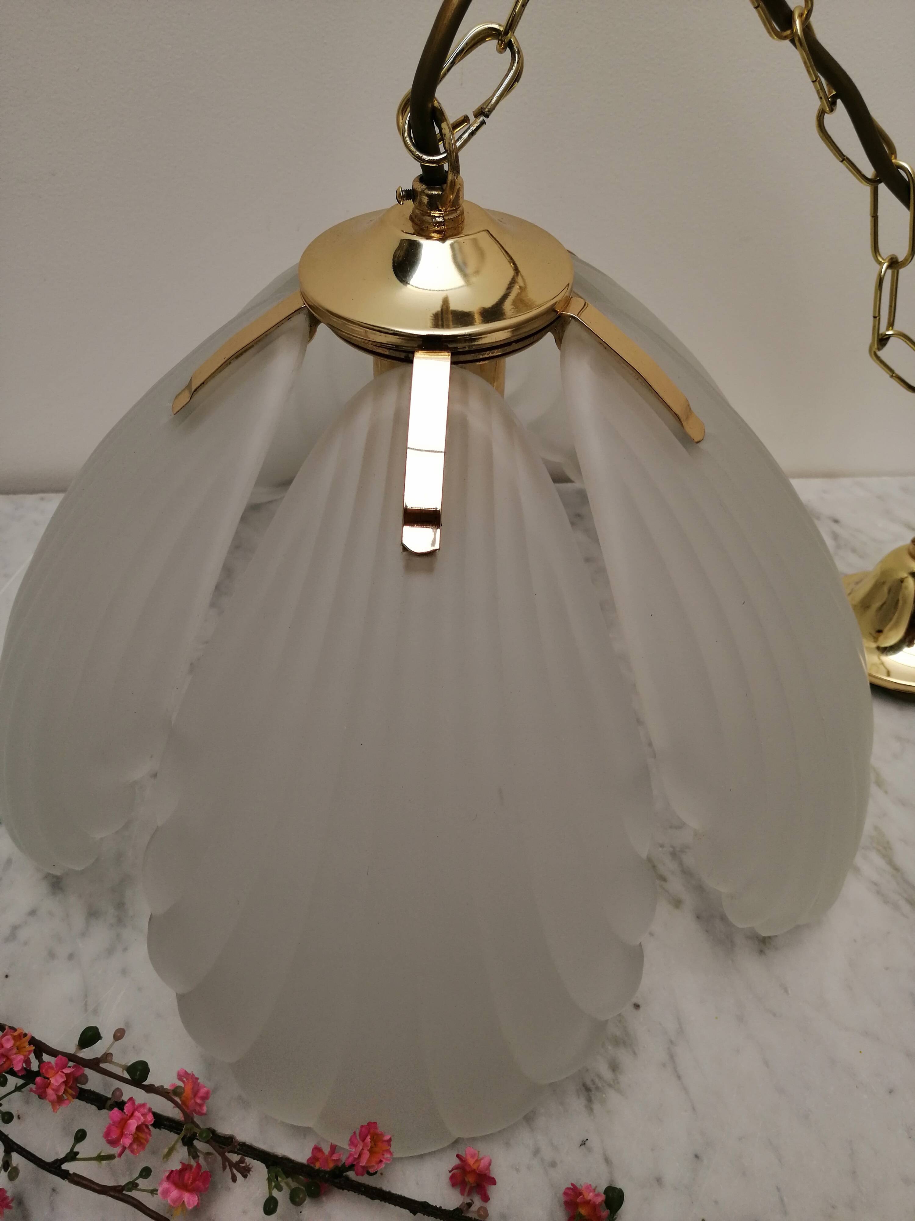Suspension glass petals