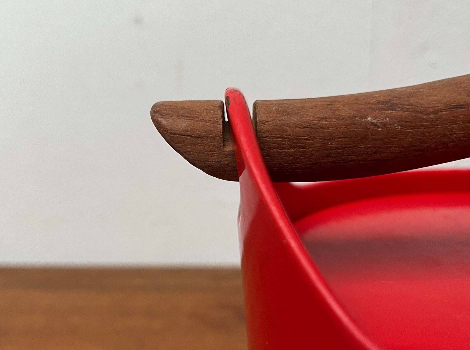 Red enamelled cast iron pot in mid-century style with teak handle by Timo Sarpaneva for Rosenlew of Finland, 1960s.