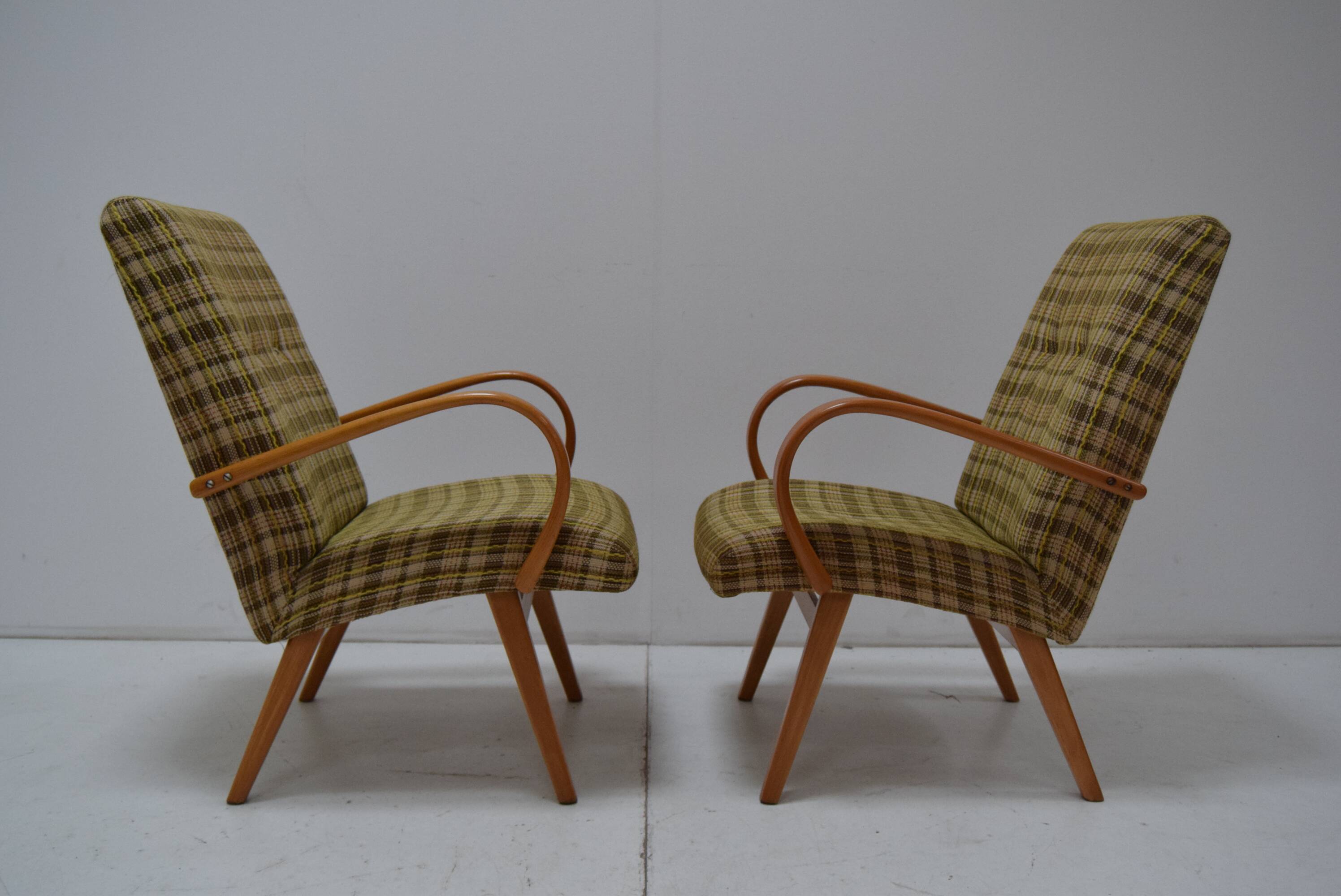 Set of two armchairs by Jaroslav Šmídek for TON, 1960s.