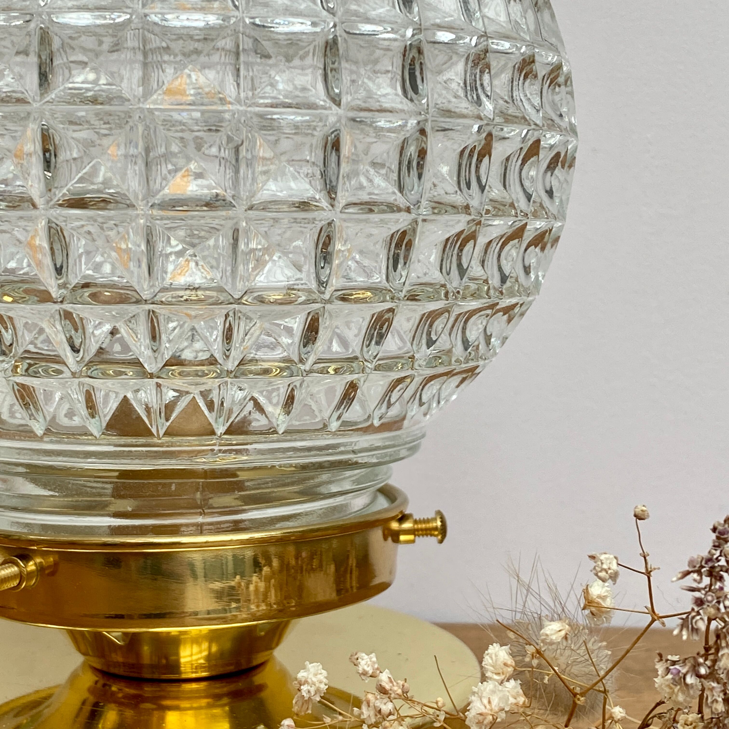 Lampe à poser globe vintage en verre moulé