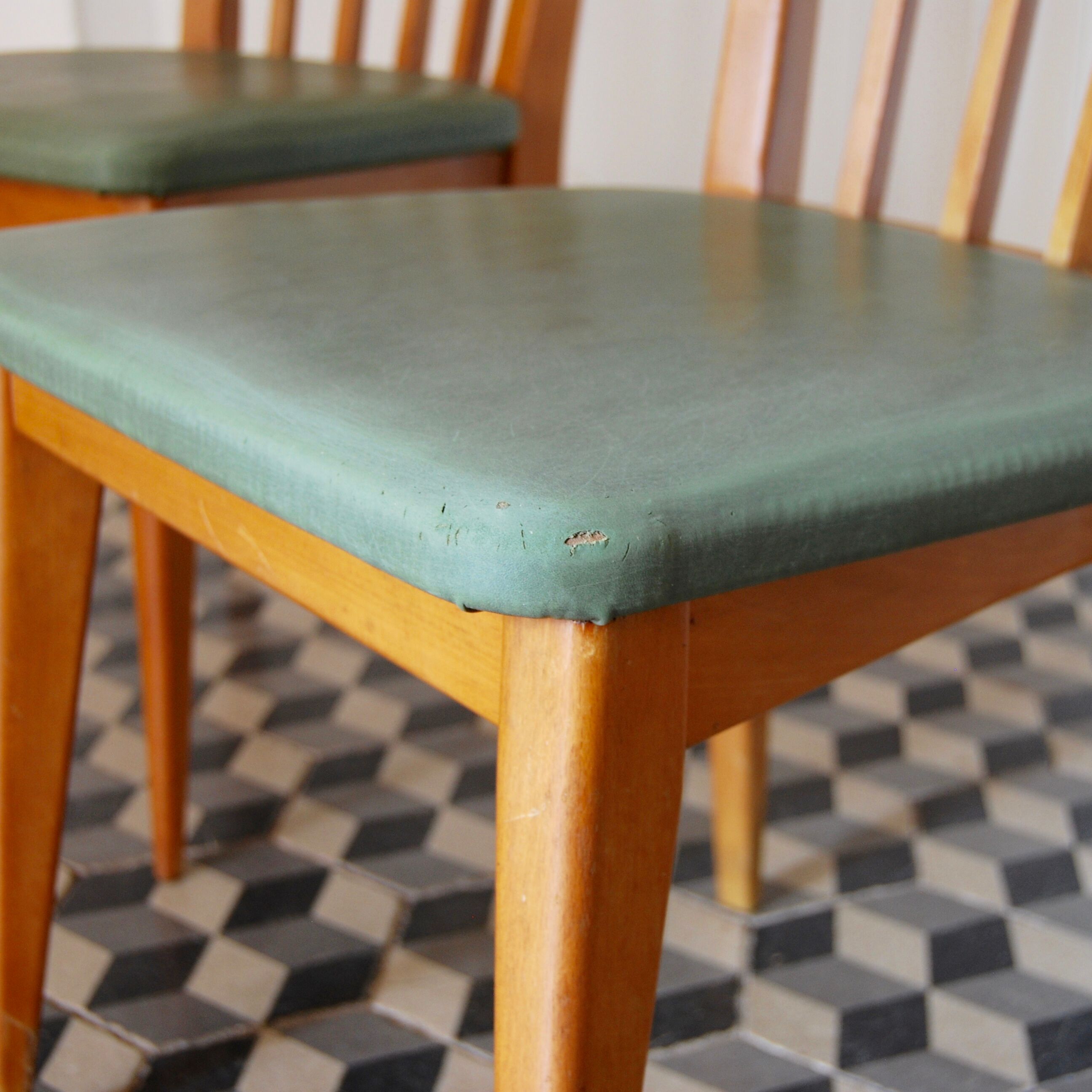 Chaises en bois et skaï vert