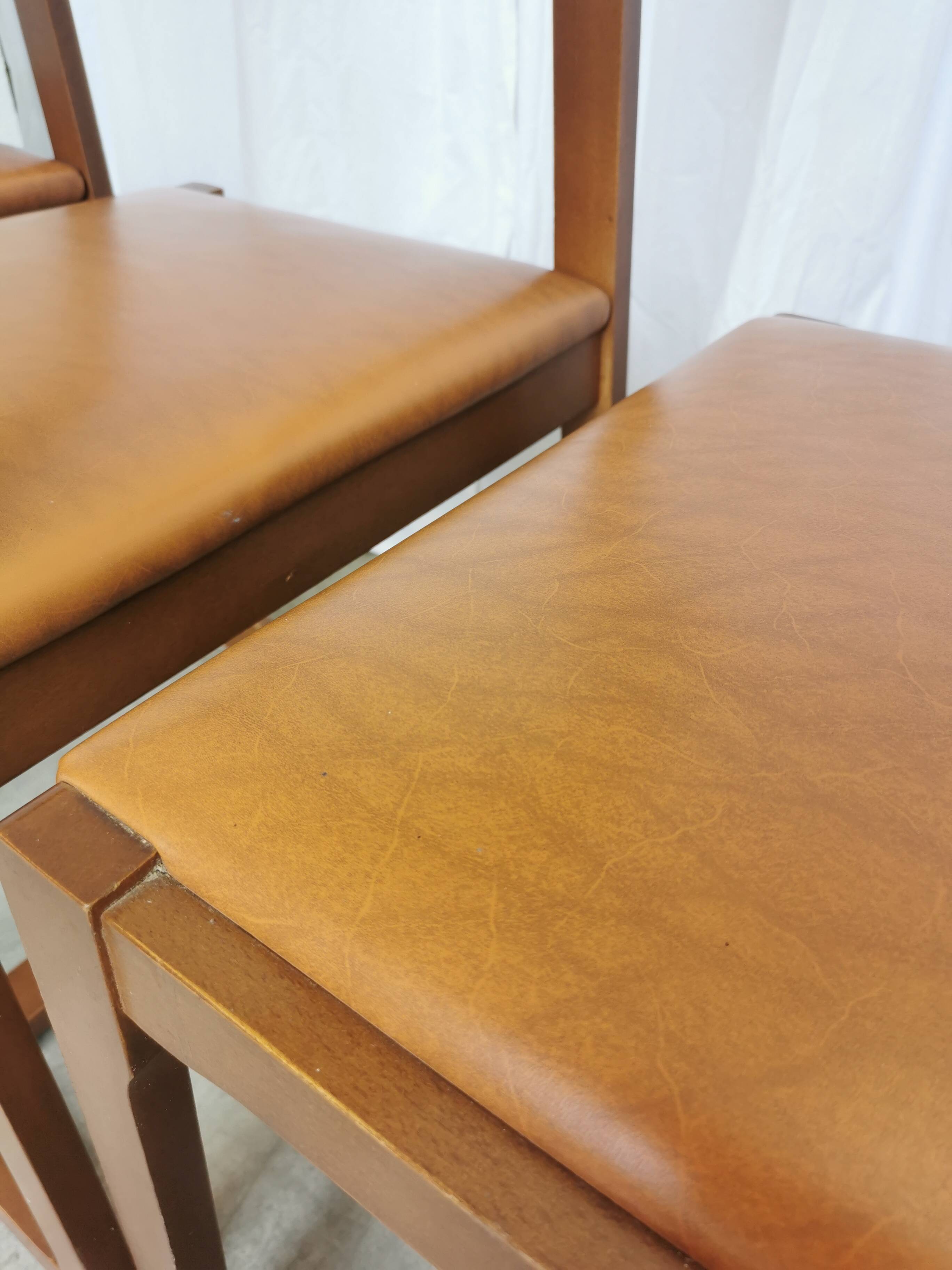 Lot de 4 chaises de salle à manger vintage / design sculptural en bois des années 70, cuir marron