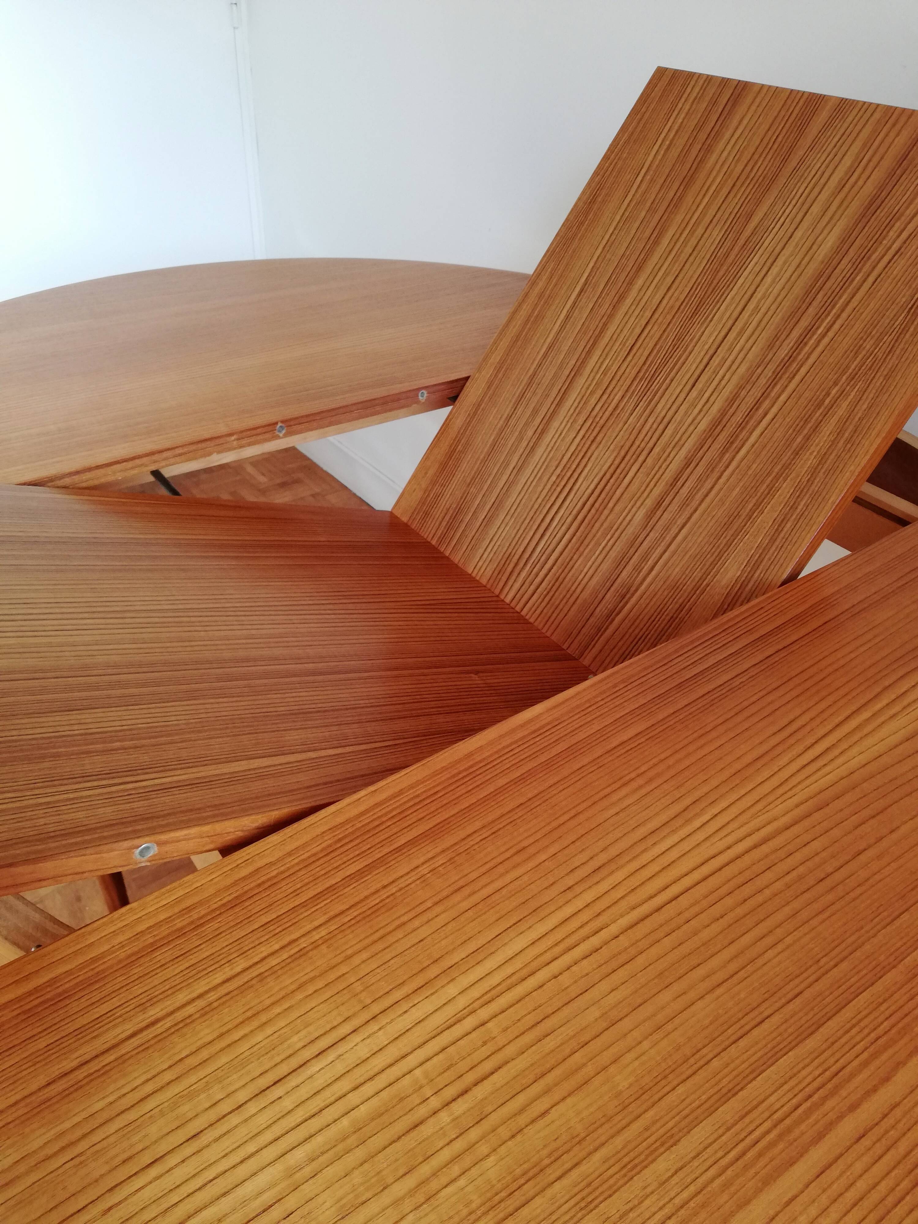 Scandinavian extendable renovated round table