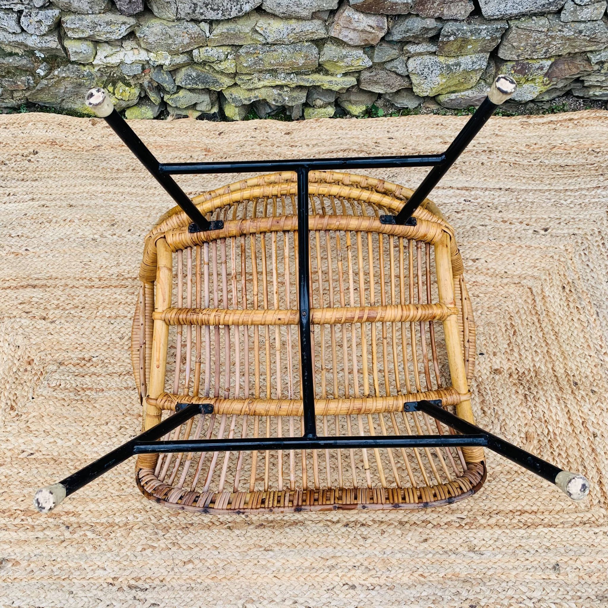 Fauteuil en rotin et piétement en métal noir 1960