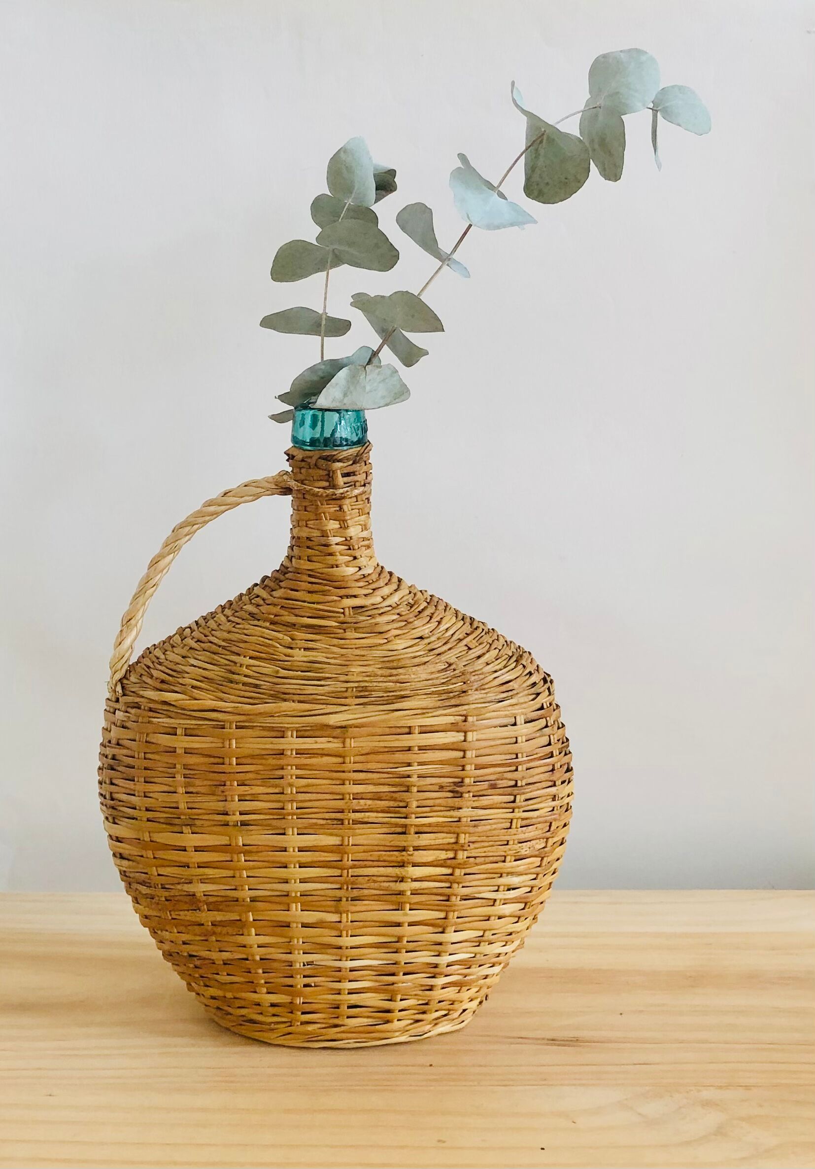 Viresa bottle in glass and wicker