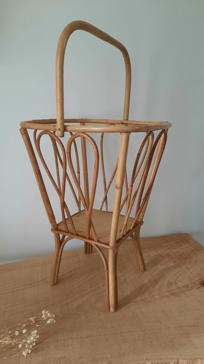 Rattan basket worker